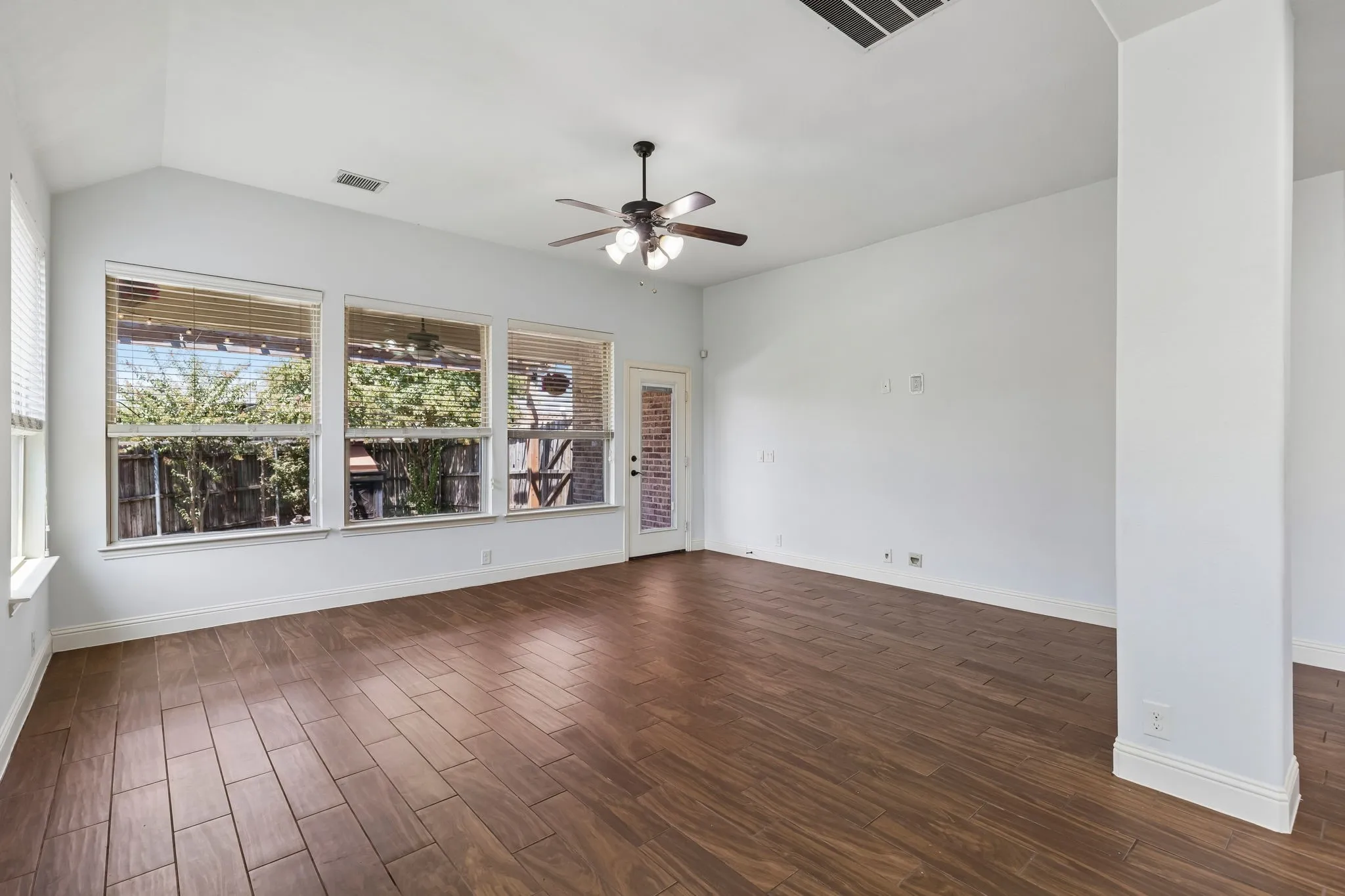 Single Family Residence For Sale in Collin County , 705 Austin Lane, Lavon, Texas 75166, 4 Bedroom, 4 Bathroom, 2 Garage spaces, 3,145 Sqft, built in 2015, mls#21354619, Real Estate Agent in Lavon, Homes For Sale in Collin county, Homes For Sale in Lavon, Realtor in Lavon Texas, Real Estate Brokerage Independent Realty Texas, Luminita Cordes Realtor
