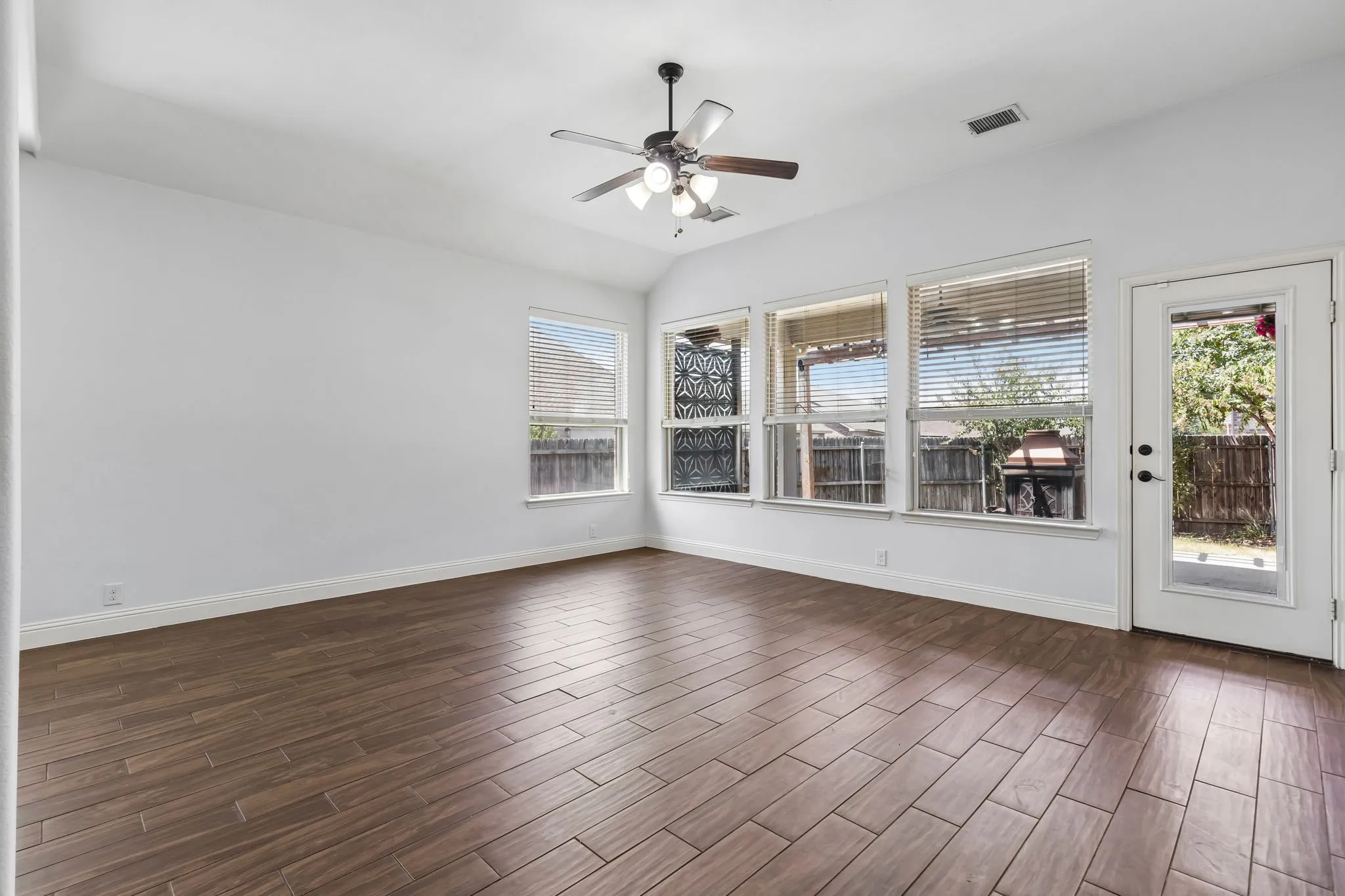 Single Family Residence For Sale in Collin County , 705 Austin Lane, Lavon, Texas 75166, 4 Bedroom, 4 Bathroom, 2 Garage spaces, 3,145 Sqft, built in 2015, mls#21354619, Real Estate Agent in Lavon, Homes For Sale in Collin county, Homes For Sale in Lavon, Realtor in Lavon Texas, Real Estate Brokerage Independent Realty Texas, Luminita Cordes Realtor