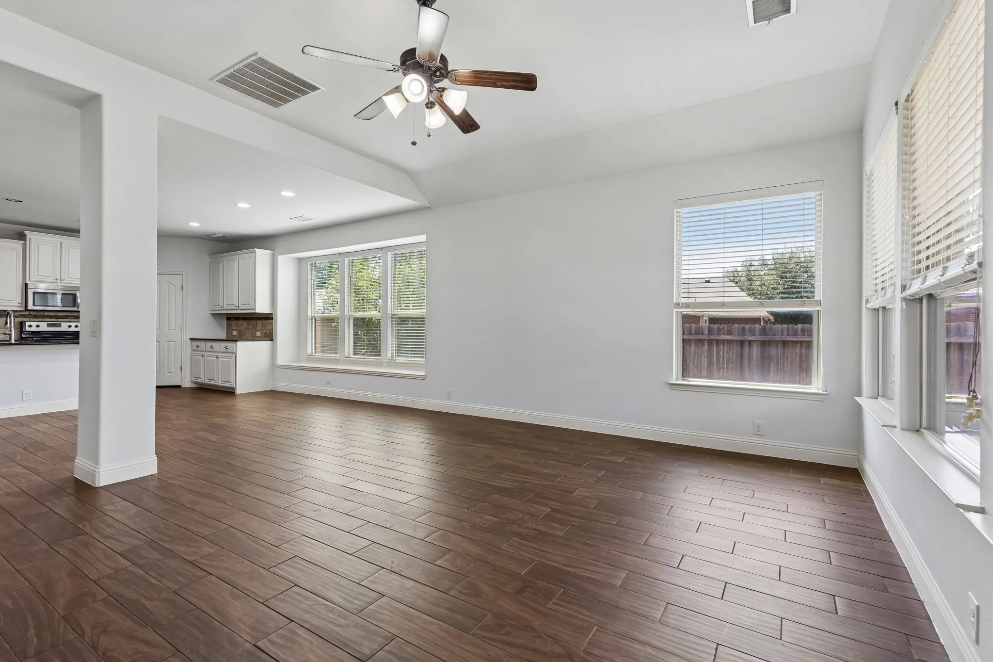 Single Family Residence For Sale in Collin County , 705 Austin Lane, Lavon, Texas 75166, 4 Bedroom, 4 Bathroom, 2 Garage spaces, 3,145 Sqft, built in 2015, mls#21354619, Real Estate Agent in Lavon, Homes For Sale in Collin county, Homes For Sale in Lavon, Realtor in Lavon Texas, Real Estate Brokerage Independent Realty Texas, Luminita Cordes Realtor