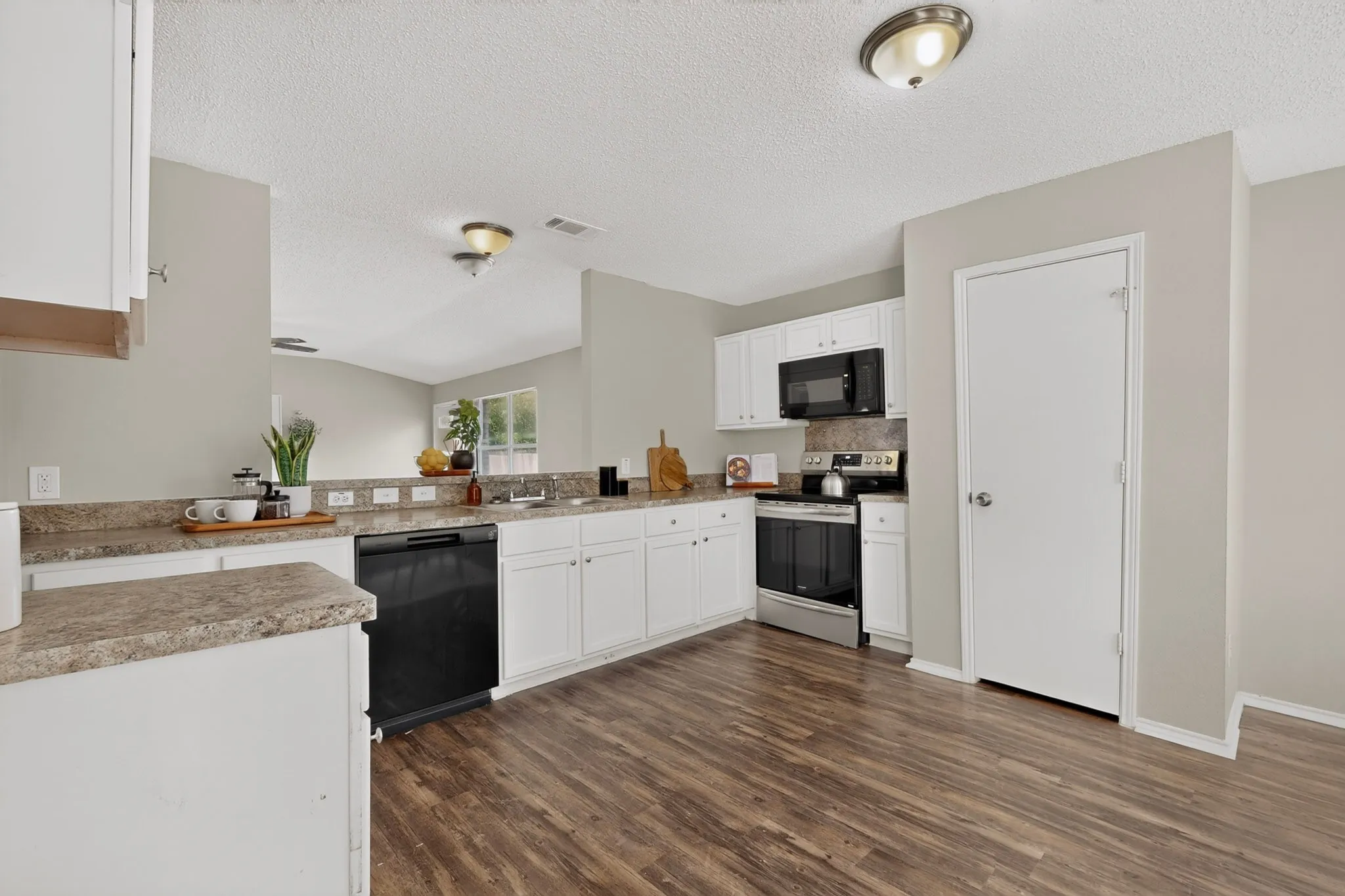 Single Family Residence For Sale in Denton County , 625 Spillway Drive, Little Elm, Texas 75068, 3 Bedroom, 2 Bathroom, 2 Garage spaces, 1,687 Sqft, built in 2001, mls#21354545, Real Estate Agent in Little Elm, Homes For Sale in Denton county, Homes For Sale in Little Elm, Realtor in Little Elm Texas, Real Estate Brokerage Independent Realty Texas, Luminita Cordes Realtor