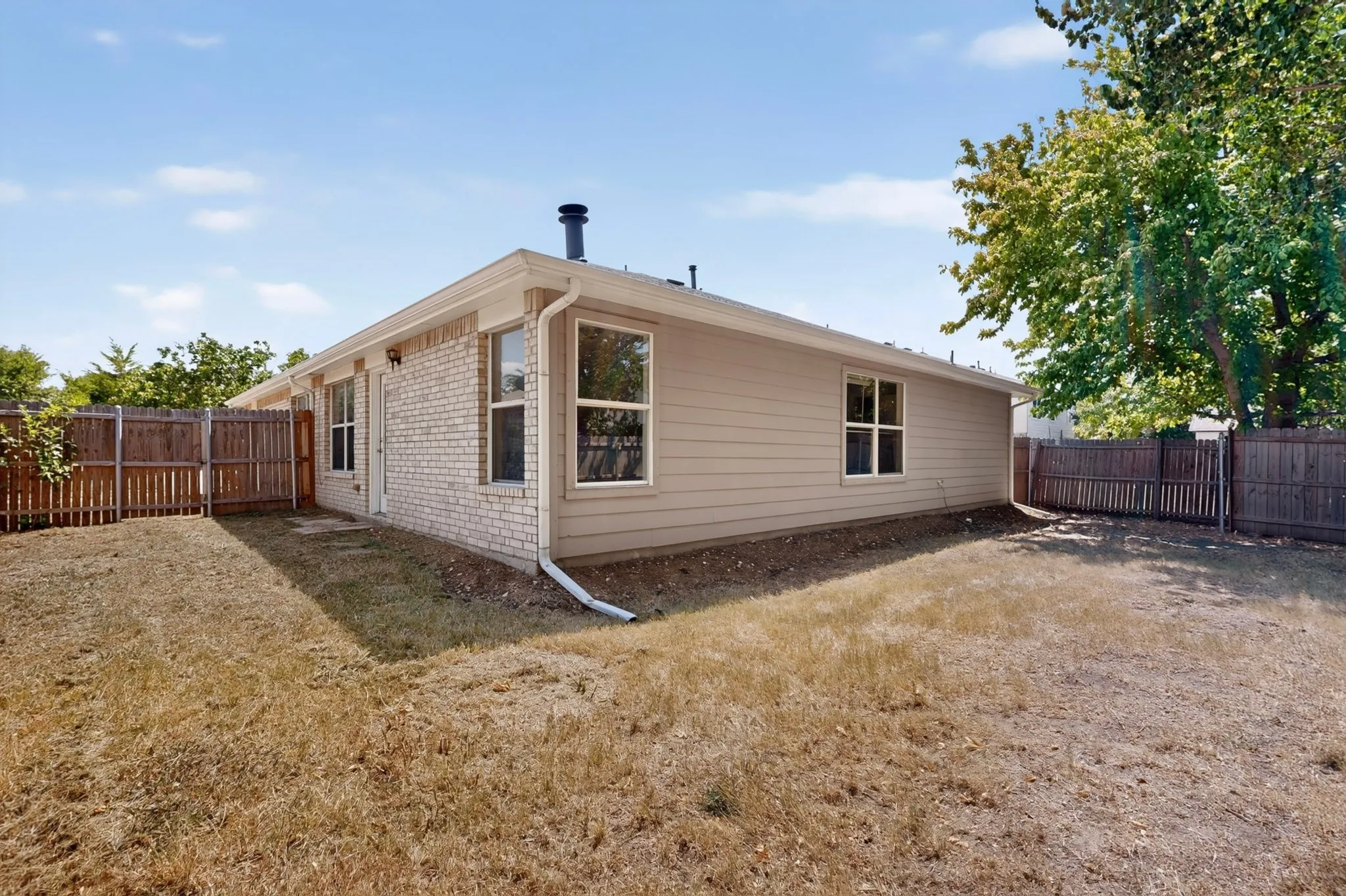Single Family Residence For Sale in Denton County , 625 Spillway Drive, Little Elm, Texas 75068, 3 Bedroom, 2 Bathroom, 2 Garage spaces, 1,687 Sqft, built in 2001, mls#21354545, Real Estate Agent in Little Elm, Homes For Sale in Denton county, Homes For Sale in Little Elm, Realtor in Little Elm Texas, Real Estate Brokerage Independent Realty Texas, Luminita Cordes Realtor