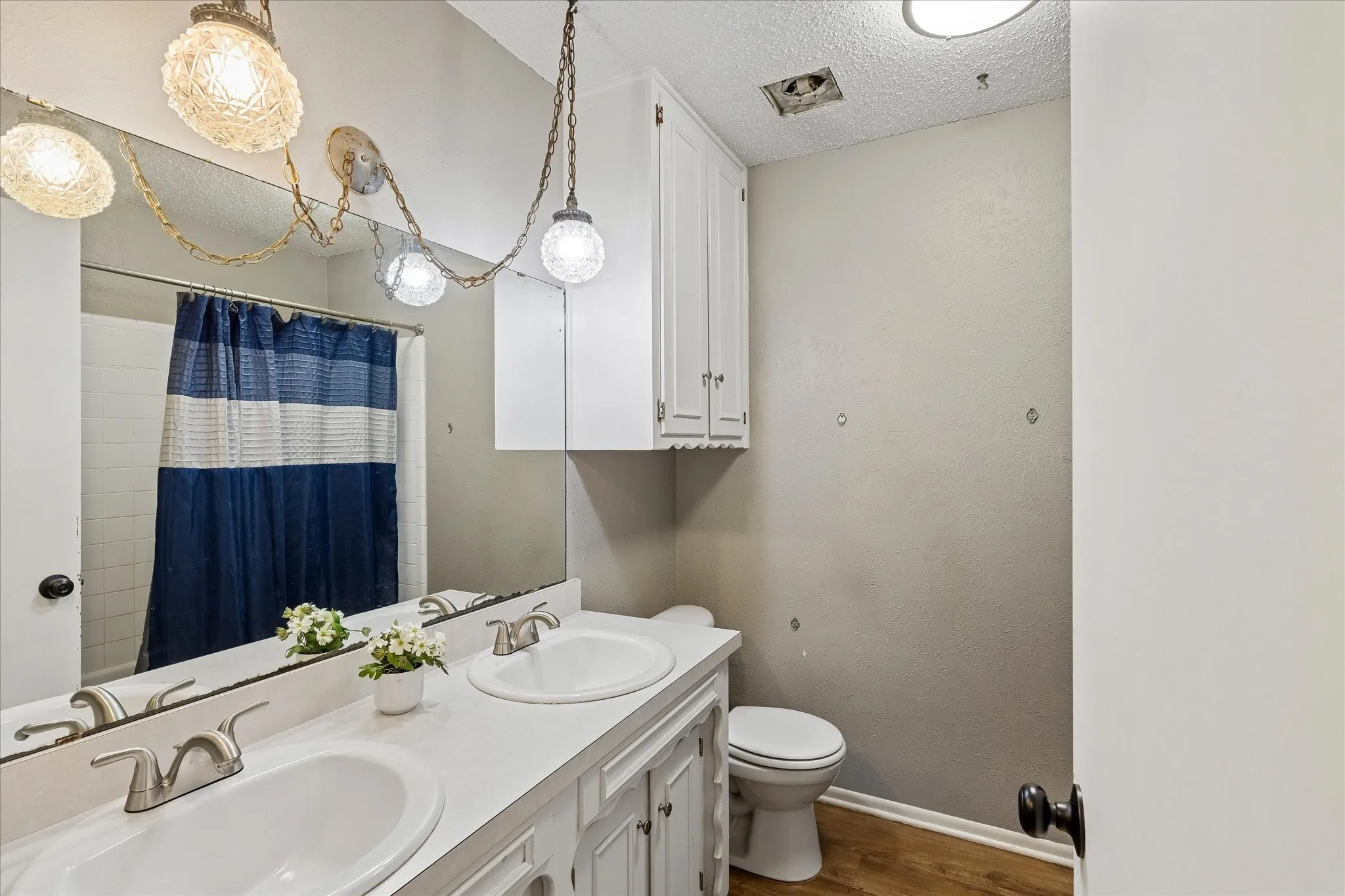 Single Family Residence For Sale in Tarrant County , 936 Springdale Road, Bedford, Texas 76021, 3 Bedroom, 2 Bathroom, 1 Garage spaces, 1,246 Sqft, built in 1970, mls#21333932, Real Estate Agent in Bedford, Homes For Sale in Tarrant county, Homes For Sale in Bedford, Realtor in Bedford Texas, Real Estate Brokerage Independent Realty Texas, Luminita Cordes Realtor