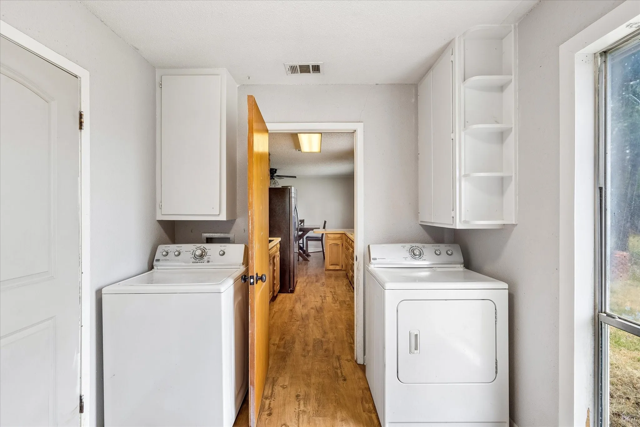 Single Family Residence For Sale in Tarrant County , 936 Springdale Road, Bedford, Texas 76021, 3 Bedroom, 2 Bathroom, 1 Garage spaces, 1,246 Sqft, built in 1970, mls#21333932, Real Estate Agent in Bedford, Homes For Sale in Tarrant county, Homes For Sale in Bedford, Realtor in Bedford Texas, Real Estate Brokerage Independent Realty Texas, Luminita Cordes Realtor