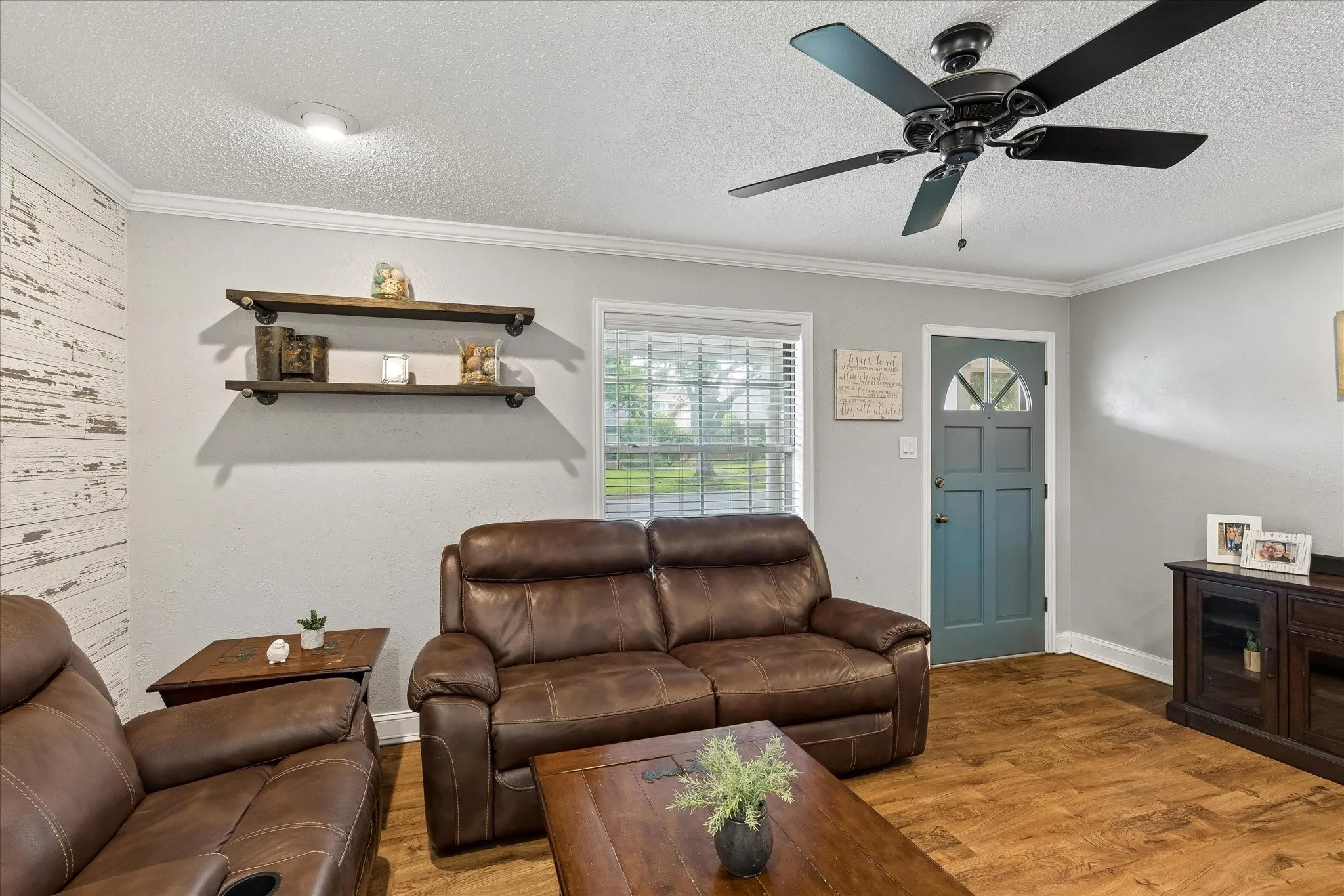 Single Family Residence For Sale in Tarrant County , 936 Springdale Road, Bedford, Texas 76021, 3 Bedroom, 2 Bathroom, 1 Garage spaces, 1,246 Sqft, built in 1970, mls#21333932, Real Estate Agent in Bedford, Homes For Sale in Tarrant county, Homes For Sale in Bedford, Realtor in Bedford Texas, Real Estate Brokerage Independent Realty Texas, Luminita Cordes Realtor