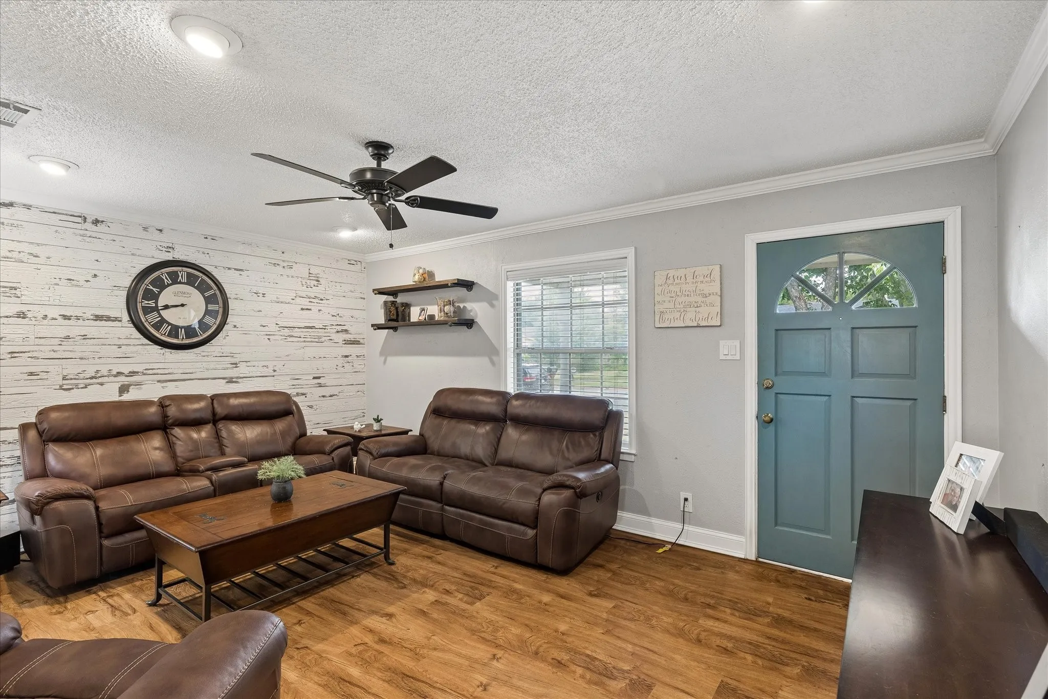 Single Family Residence For Sale in Tarrant County , 936 Springdale Road, Bedford, Texas 76021, 3 Bedroom, 2 Bathroom, 1 Garage spaces, 1,246 Sqft, built in 1970, mls#21333932, Real Estate Agent in Bedford, Homes For Sale in Tarrant county, Homes For Sale in Bedford, Realtor in Bedford Texas, Real Estate Brokerage Independent Realty Texas, Luminita Cordes Realtor
