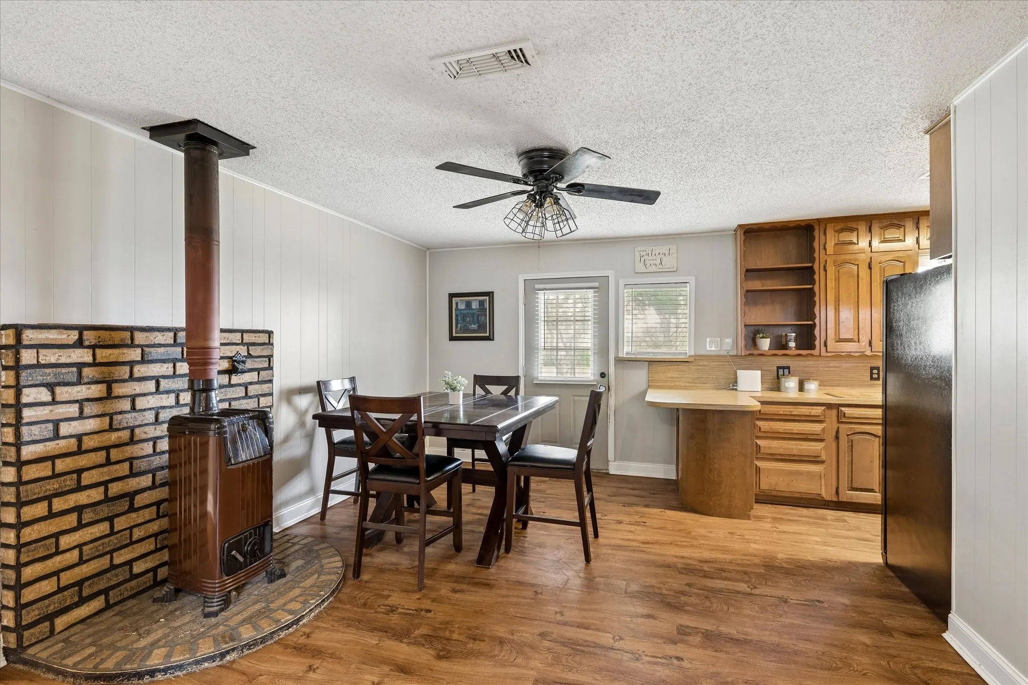 Single Family Residence For Sale in Tarrant County , 936 Springdale Road, Bedford, Texas 76021, 3 Bedroom, 2 Bathroom, 1 Garage spaces, 1,246 Sqft, built in 1970, mls#21333932, Real Estate Agent in Bedford, Homes For Sale in Tarrant county, Homes For Sale in Bedford, Realtor in Bedford Texas, Real Estate Brokerage Independent Realty Texas, Luminita Cordes Realtor