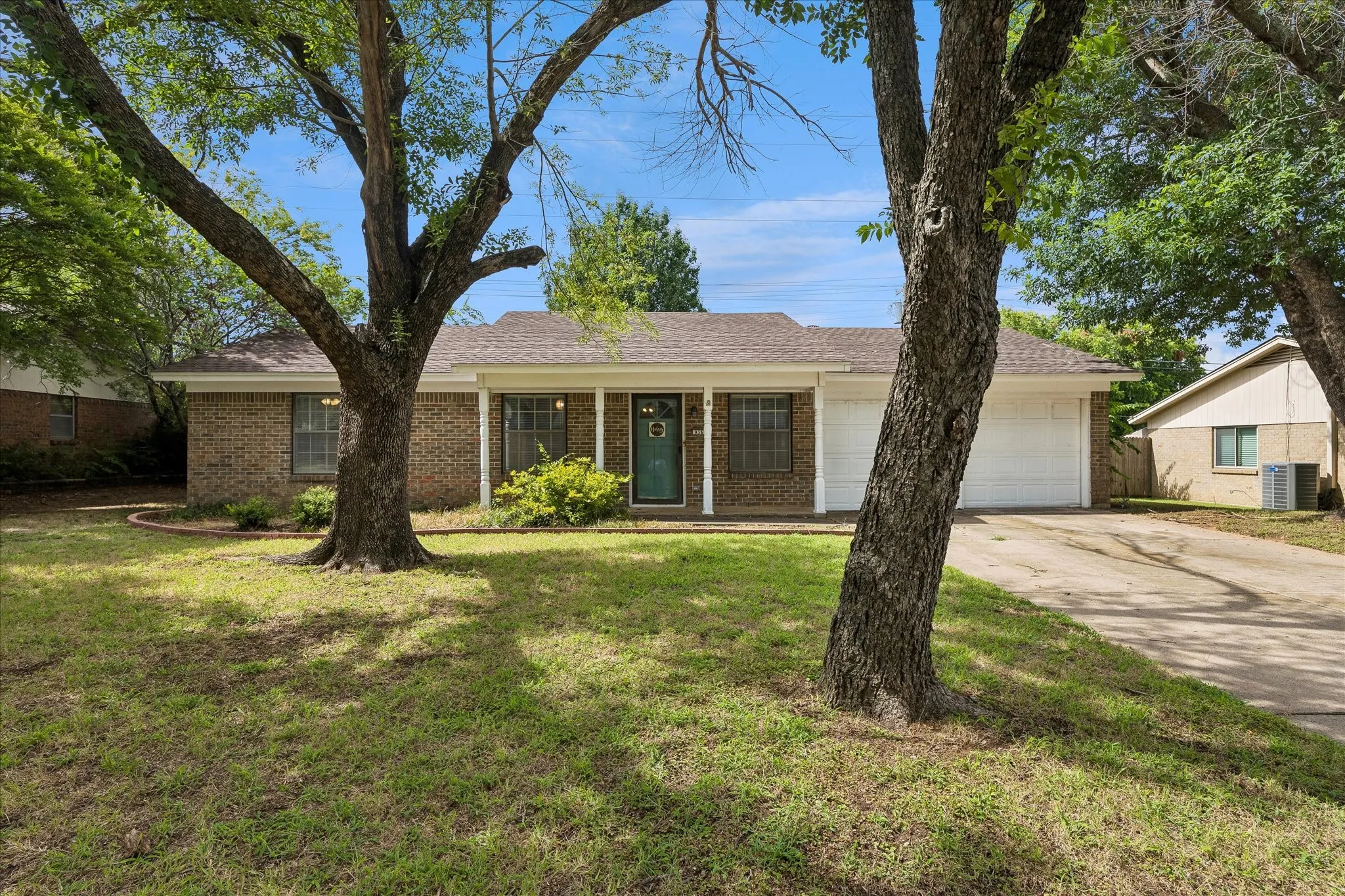 Single Family Residence For Sale in Tarrant County , 936 Springdale Road, Bedford, Texas 76021, 3 Bedroom, 2 Bathroom, 1 Garage spaces, 1,246 Sqft, built in 1970, mls#21333932, Real Estate Agent in Bedford, Homes For Sale in Tarrant county, Homes For Sale in Bedford, Realtor in Bedford Texas, Real Estate Brokerage Independent Realty Texas, Luminita Cordes Realtor