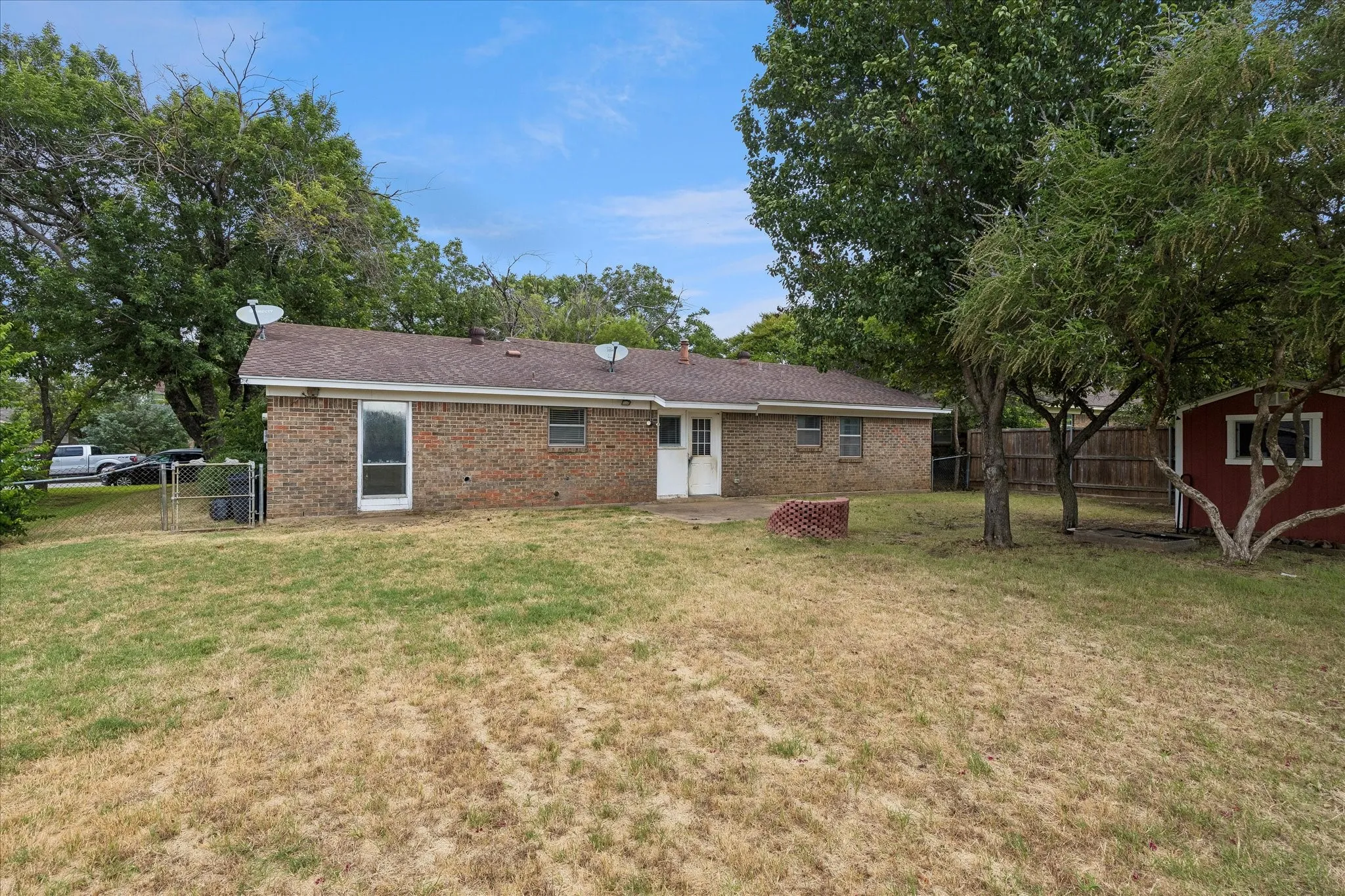 Single Family Residence For Sale in Tarrant County , 936 Springdale Road, Bedford, Texas 76021, 3 Bedroom, 2 Bathroom, 1 Garage spaces, 1,246 Sqft, built in 1970, mls#21333932, Real Estate Agent in Bedford, Homes For Sale in Tarrant county, Homes For Sale in Bedford, Realtor in Bedford Texas, Real Estate Brokerage Independent Realty Texas, Luminita Cordes Realtor