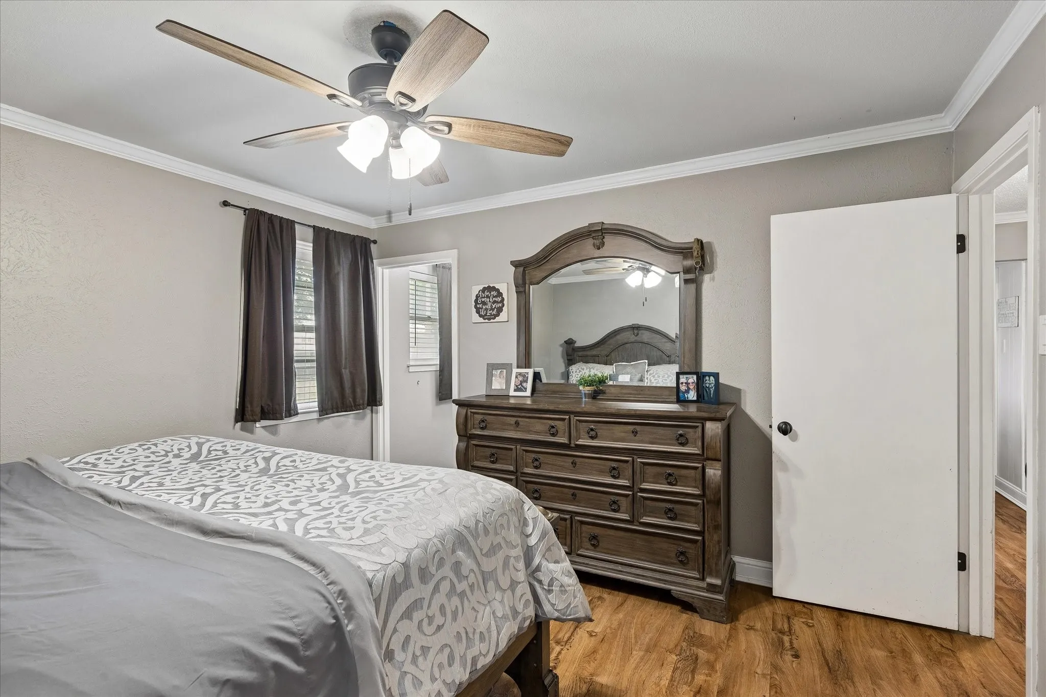 Single Family Residence For Sale in Tarrant County , 936 Springdale Road, Bedford, Texas 76021, 3 Bedroom, 2 Bathroom, 1 Garage spaces, 1,246 Sqft, built in 1970, mls#21333932, Real Estate Agent in Bedford, Homes For Sale in Tarrant county, Homes For Sale in Bedford, Realtor in Bedford Texas, Real Estate Brokerage Independent Realty Texas, Luminita Cordes Realtor