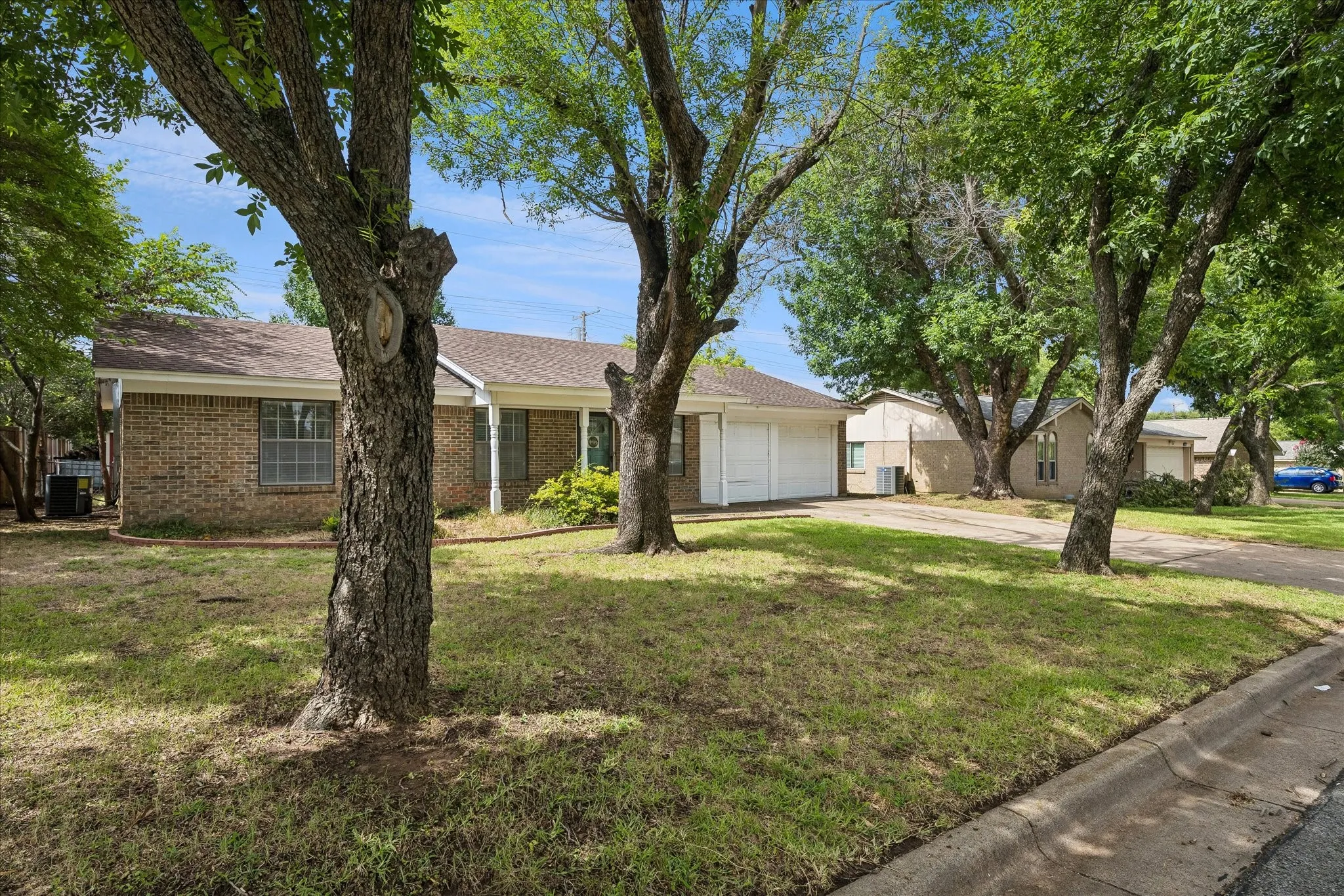 Single Family Residence For Sale in Tarrant County , 936 Springdale Road, Bedford, Texas 76021, 3 Bedroom, 2 Bathroom, 1 Garage spaces, 1,246 Sqft, built in 1970, mls#21333932, Real Estate Agent in Bedford, Homes For Sale in Tarrant county, Homes For Sale in Bedford, Realtor in Bedford Texas, Real Estate Brokerage Independent Realty Texas, Luminita Cordes Realtor