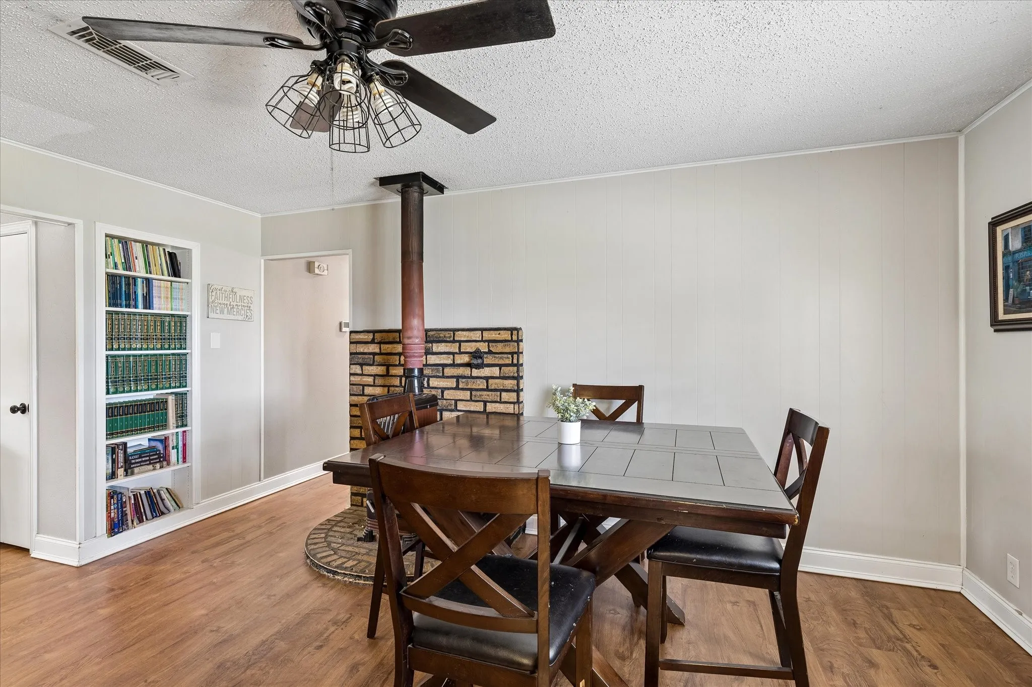 Single Family Residence For Sale in Tarrant County , 936 Springdale Road, Bedford, Texas 76021, 3 Bedroom, 2 Bathroom, 1 Garage spaces, 1,246 Sqft, built in 1970, mls#21333932, Real Estate Agent in Bedford, Homes For Sale in Tarrant county, Homes For Sale in Bedford, Realtor in Bedford Texas, Real Estate Brokerage Independent Realty Texas, Luminita Cordes Realtor