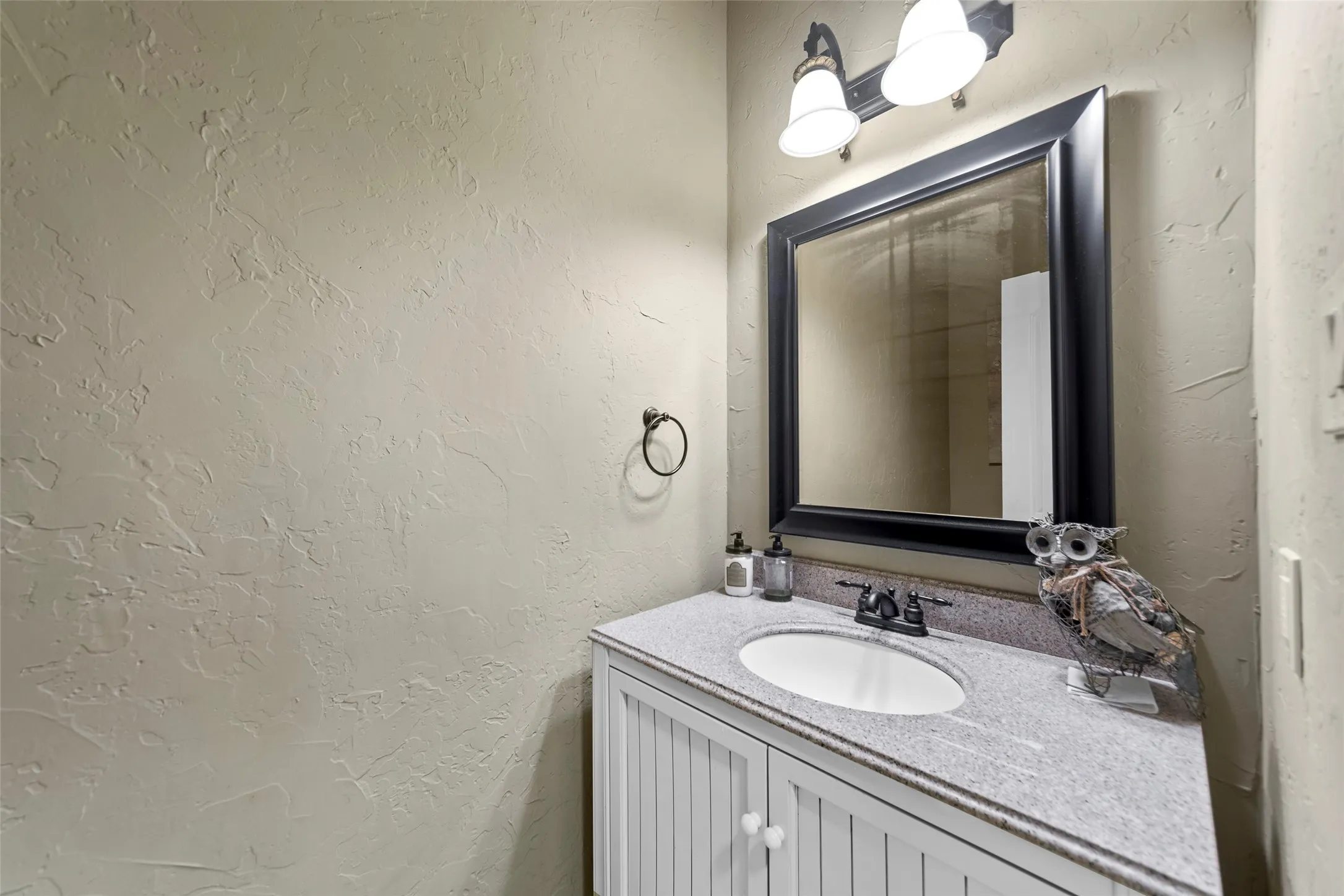 Single Family Residence For Sale in Hunt County , 10528 Lago Vista, Quinlan, Texas 75474, 3 Bedroom, 4 Bathroom, 2 Garage spaces, 3,026 Sqft, built in 2007, Price $569,000, mls#21354633, Real Estate Agent in Quinlan, Homes For Sale in Hunt county, Homes For Sale in Quinlan, Realtor in Quinlan Texas, Real Estate Brokerage Independent Realty Texas, Luminita Cordes Realtor