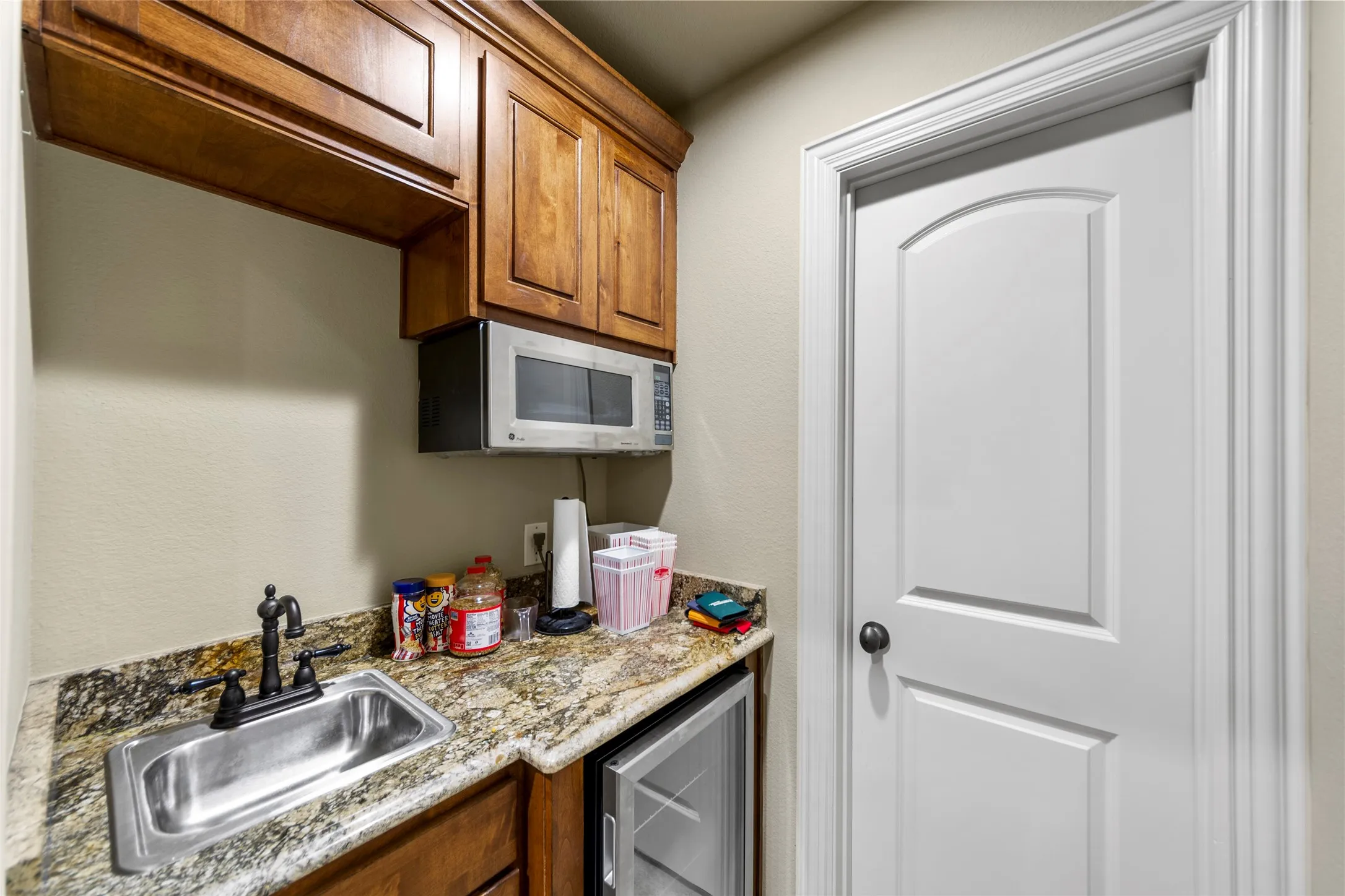 Single Family Residence For Sale in Hunt County , 10528 Lago Vista, Quinlan, Texas 75474, 3 Bedroom, 4 Bathroom, 2 Garage spaces, 3,026 Sqft, built in 2007, Price $569,000, mls#21354633, Real Estate Agent in Quinlan, Homes For Sale in Hunt county, Homes For Sale in Quinlan, Realtor in Quinlan Texas, Real Estate Brokerage Independent Realty Texas, Luminita Cordes Realtor