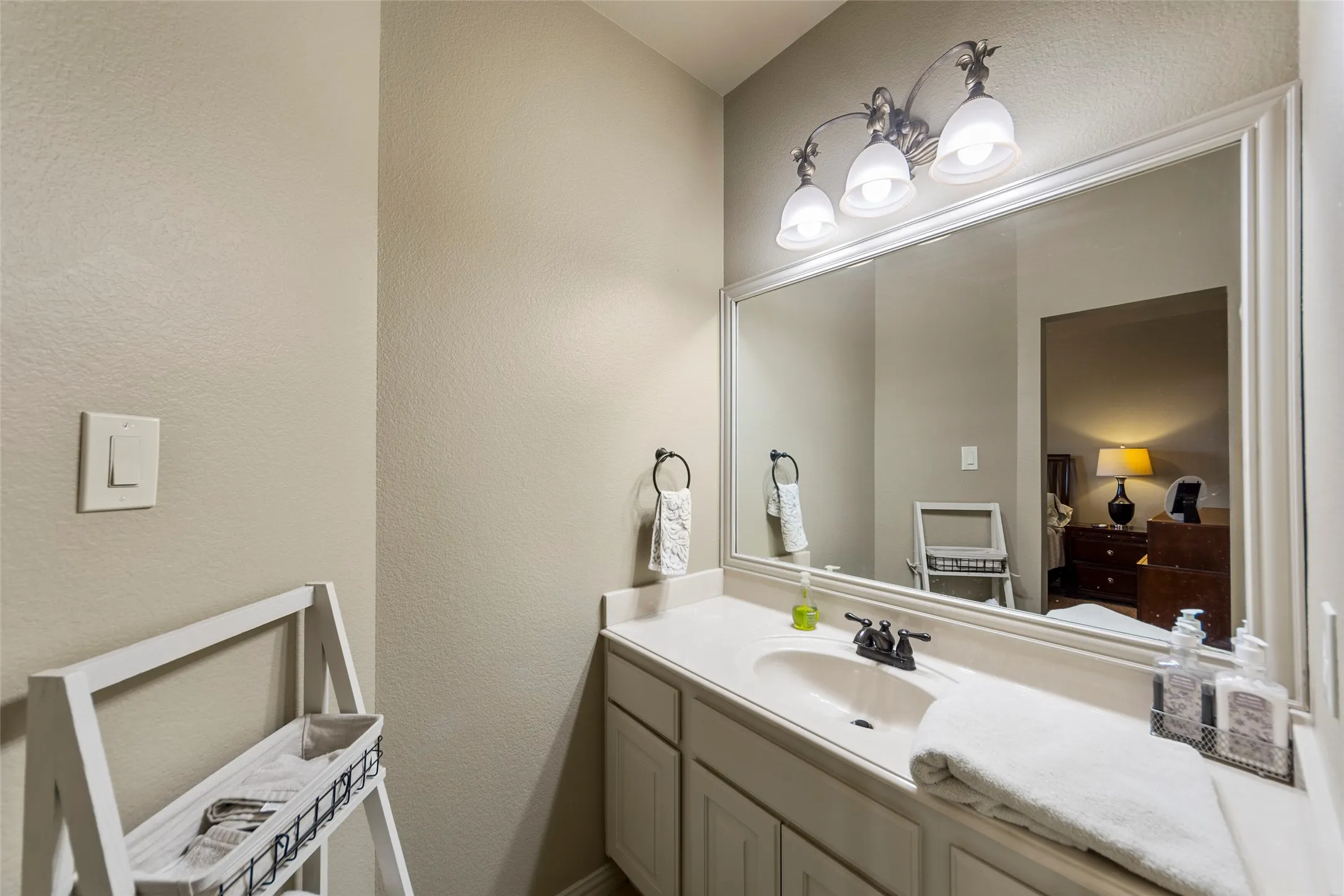 Single Family Residence For Sale in Hunt County , 10528 Lago Vista, Quinlan, Texas 75474, 3 Bedroom, 4 Bathroom, 2 Garage spaces, 3,026 Sqft, built in 2007, Price $569,000, mls#21354633, Real Estate Agent in Quinlan, Homes For Sale in Hunt county, Homes For Sale in Quinlan, Realtor in Quinlan Texas, Real Estate Brokerage Independent Realty Texas, Luminita Cordes Realtor