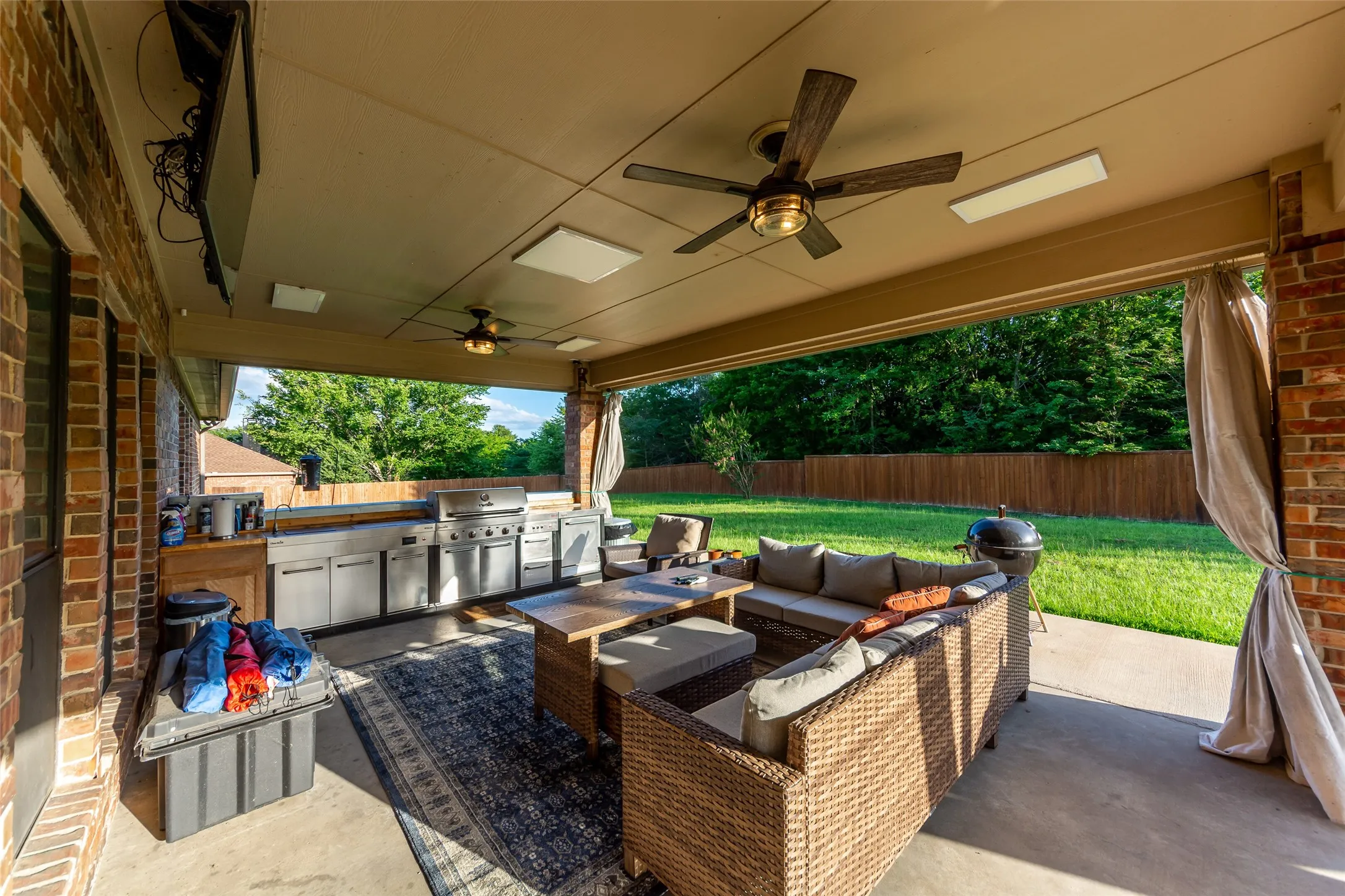 Single Family Residence For Sale in Hunt County , 10528 Lago Vista, Quinlan, Texas 75474, 3 Bedroom, 4 Bathroom, 2 Garage spaces, 3,026 Sqft, built in 2007, Price $569,000, mls#21354633, Real Estate Agent in Quinlan, Homes For Sale in Hunt county, Homes For Sale in Quinlan, Realtor in Quinlan Texas, Real Estate Brokerage Independent Realty Texas, Luminita Cordes Realtor
