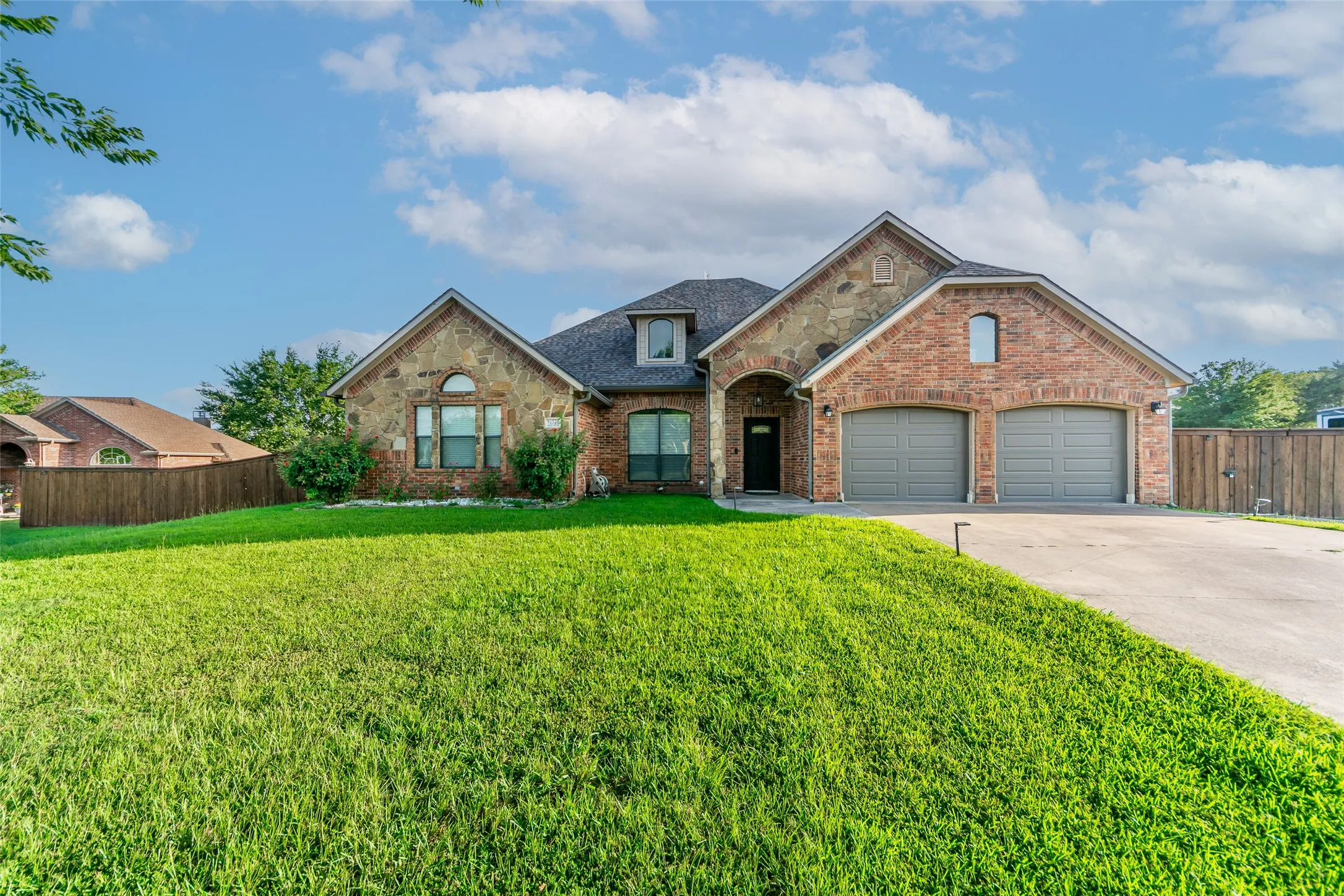 Single Family Residence For Sale in Hunt County , 10528 Lago Vista, Quinlan, Texas 75474, 3 Bedroom, 4 Bathroom, 2 Garage spaces, 3,026 Sqft, built in 2007, Price $569,000, mls#21354633, Real Estate Agent in Quinlan, Homes For Sale in Hunt county, Homes For Sale in Quinlan, Realtor in Quinlan Texas, Real Estate Brokerage Independent Realty Texas, Luminita Cordes Realtor