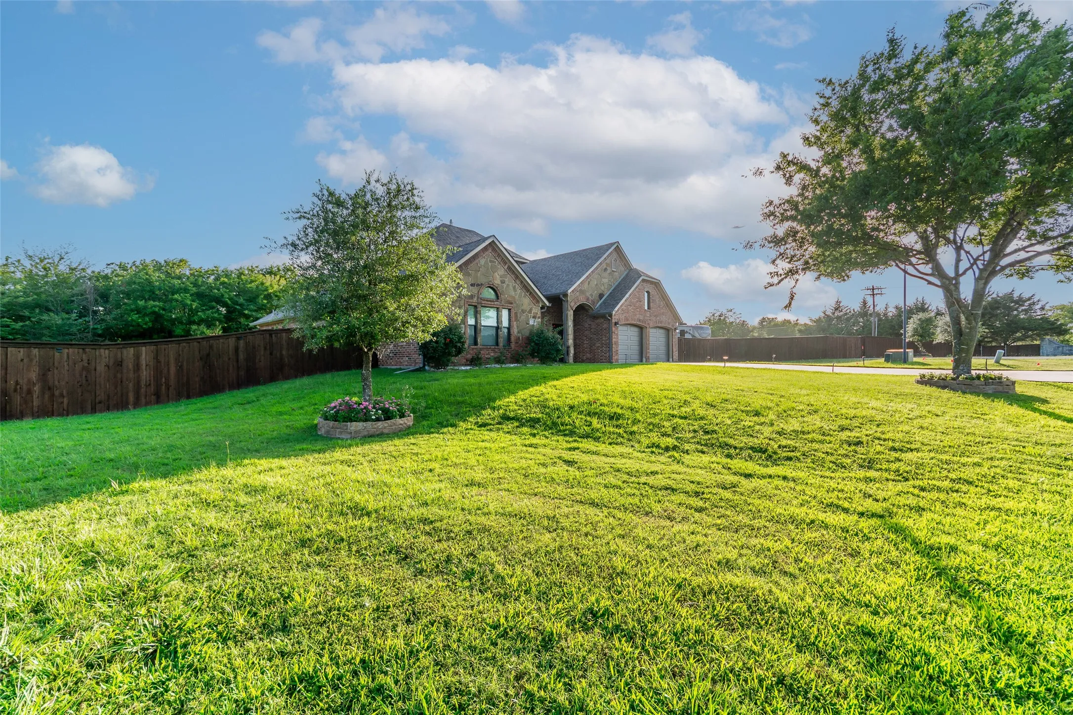 Single Family Residence For Sale in Hunt County , 10528 Lago Vista, Quinlan, Texas 75474, 3 Bedroom, 4 Bathroom, 2 Garage spaces, 3,026 Sqft, built in 2007, Price $569,000, mls#21354633, Real Estate Agent in Quinlan, Homes For Sale in Hunt county, Homes For Sale in Quinlan, Realtor in Quinlan Texas, Real Estate Brokerage Independent Realty Texas, Luminita Cordes Realtor