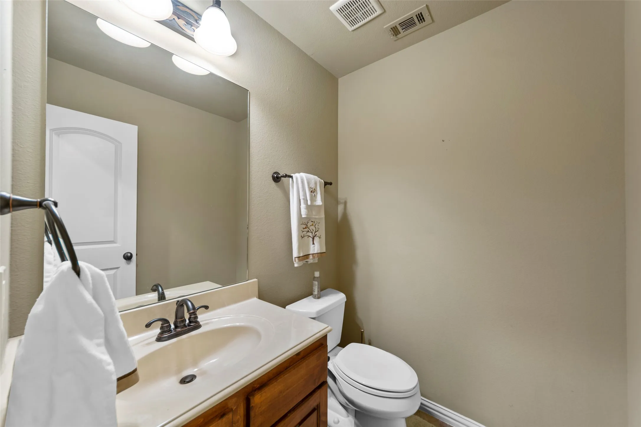 Single Family Residence For Sale in Hunt County , 10528 Lago Vista, Quinlan, Texas 75474, 3 Bedroom, 4 Bathroom, 2 Garage spaces, 3,026 Sqft, built in 2007, Price $569,000, mls#21354633, Real Estate Agent in Quinlan, Homes For Sale in Hunt county, Homes For Sale in Quinlan, Realtor in Quinlan Texas, Real Estate Brokerage Independent Realty Texas, Luminita Cordes Realtor