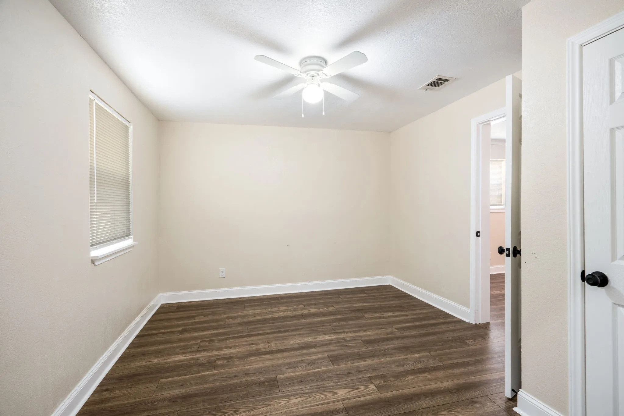 Single Family Residence For Sale in Grayson County , 408 W Heron Street, Denison, Texas 75020, 4 Bedroom, 2 Bathroom, Garage spaces, 1,480 Sqft, built in 1930, mls#21347528, Real Estate Agent in Denison, Homes For Sale in Grayson county, Homes For Sale in Denison, Realtor in Denison Texas, Real Estate Brokerage Independent Realty Texas, Luminita Cordes Realtor