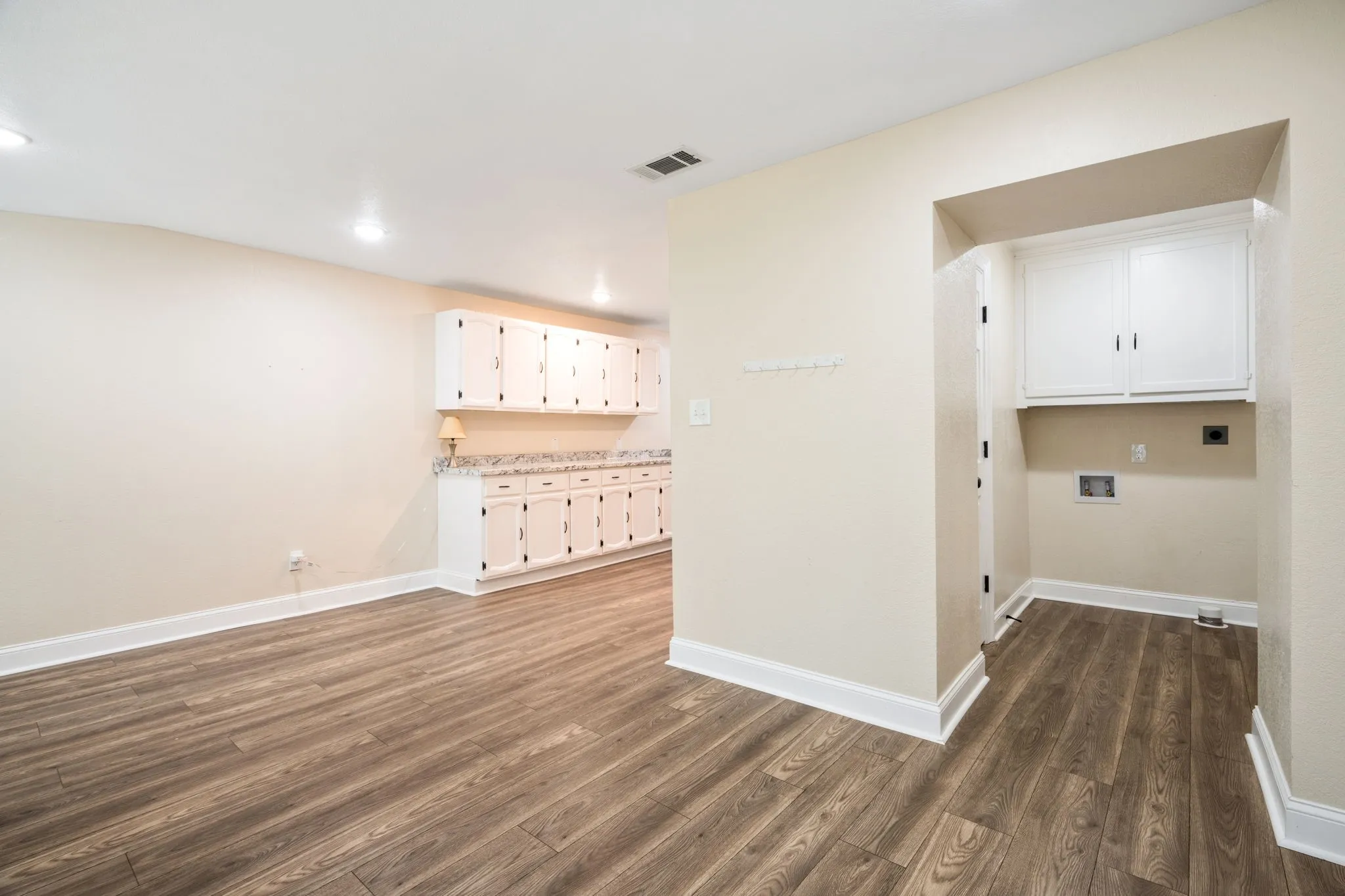 Single Family Residence For Sale in Grayson County , 408 W Heron Street, Denison, Texas 75020, 4 Bedroom, 2 Bathroom, Garage spaces, 1,480 Sqft, built in 1930, mls#21347528, Real Estate Agent in Denison, Homes For Sale in Grayson county, Homes For Sale in Denison, Realtor in Denison Texas, Real Estate Brokerage Independent Realty Texas, Luminita Cordes Realtor