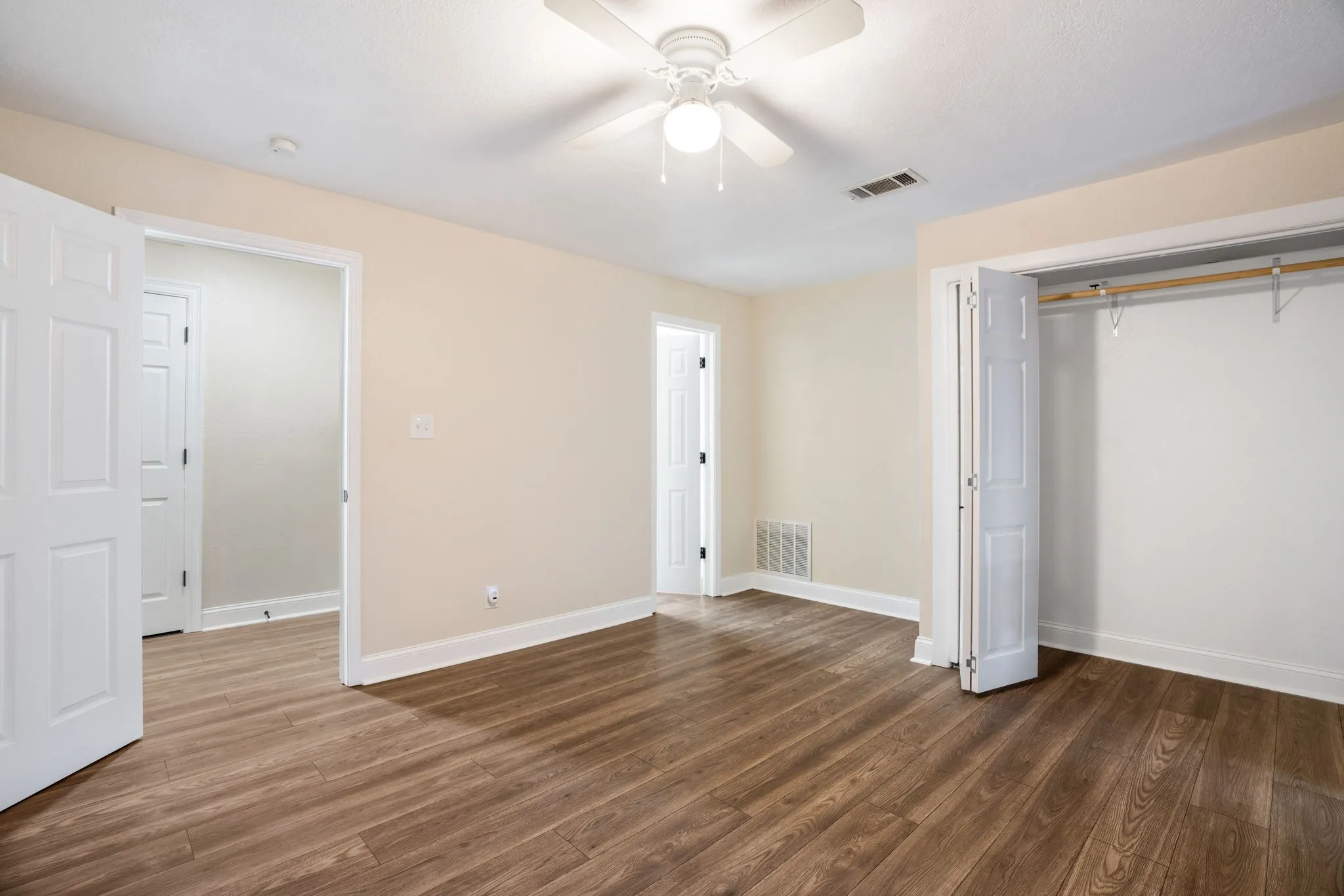 Single Family Residence For Sale in Grayson County , 408 W Heron Street, Denison, Texas 75020, 4 Bedroom, 2 Bathroom, Garage spaces, 1,480 Sqft, built in 1930, mls#21347528, Real Estate Agent in Denison, Homes For Sale in Grayson county, Homes For Sale in Denison, Realtor in Denison Texas, Real Estate Brokerage Independent Realty Texas, Luminita Cordes Realtor