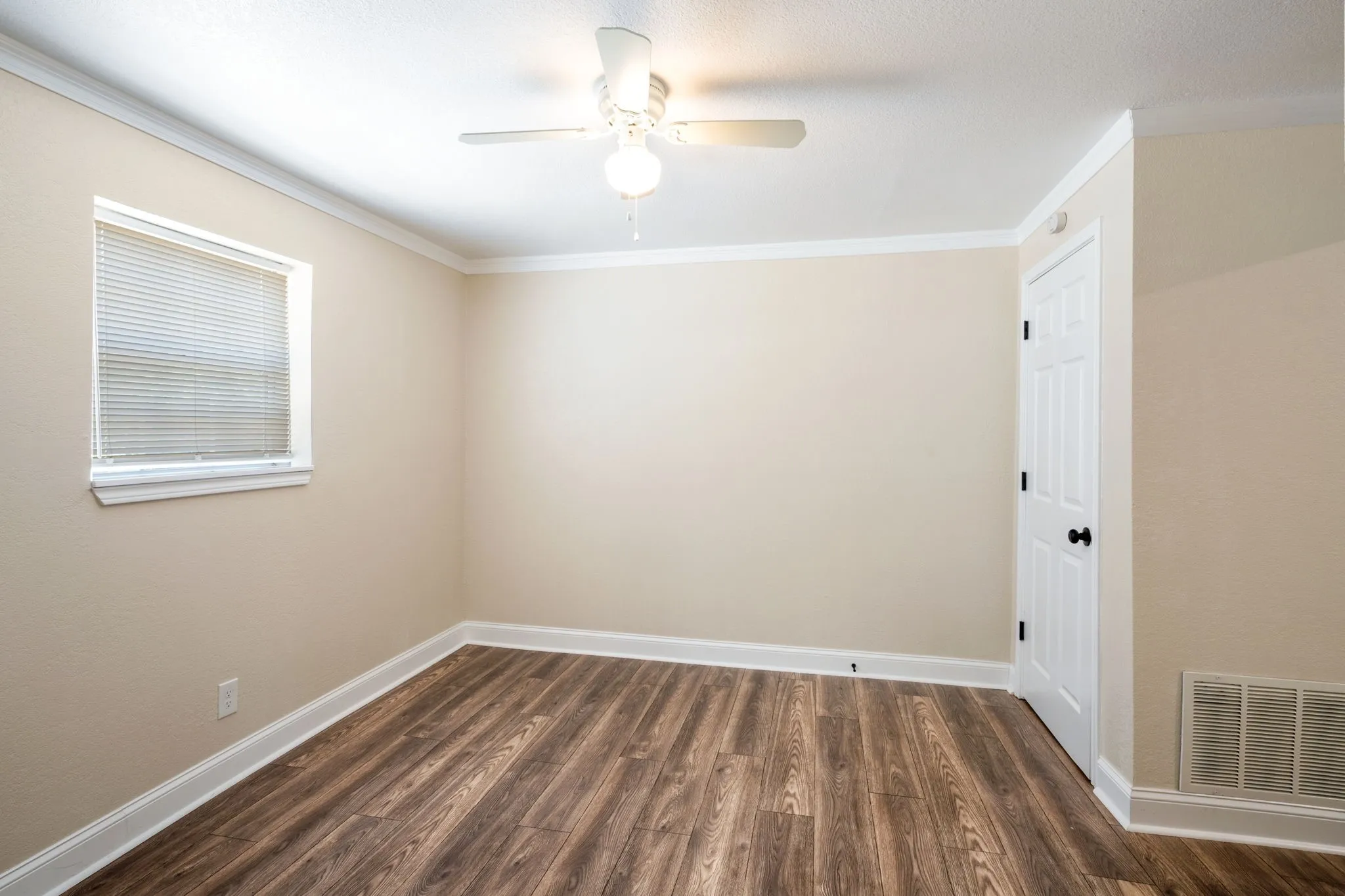 Single Family Residence For Sale in Grayson County , 408 W Heron Street, Denison, Texas 75020, 4 Bedroom, 2 Bathroom, Garage spaces, 1,480 Sqft, built in 1930, mls#21347528, Real Estate Agent in Denison, Homes For Sale in Grayson county, Homes For Sale in Denison, Realtor in Denison Texas, Real Estate Brokerage Independent Realty Texas, Luminita Cordes Realtor