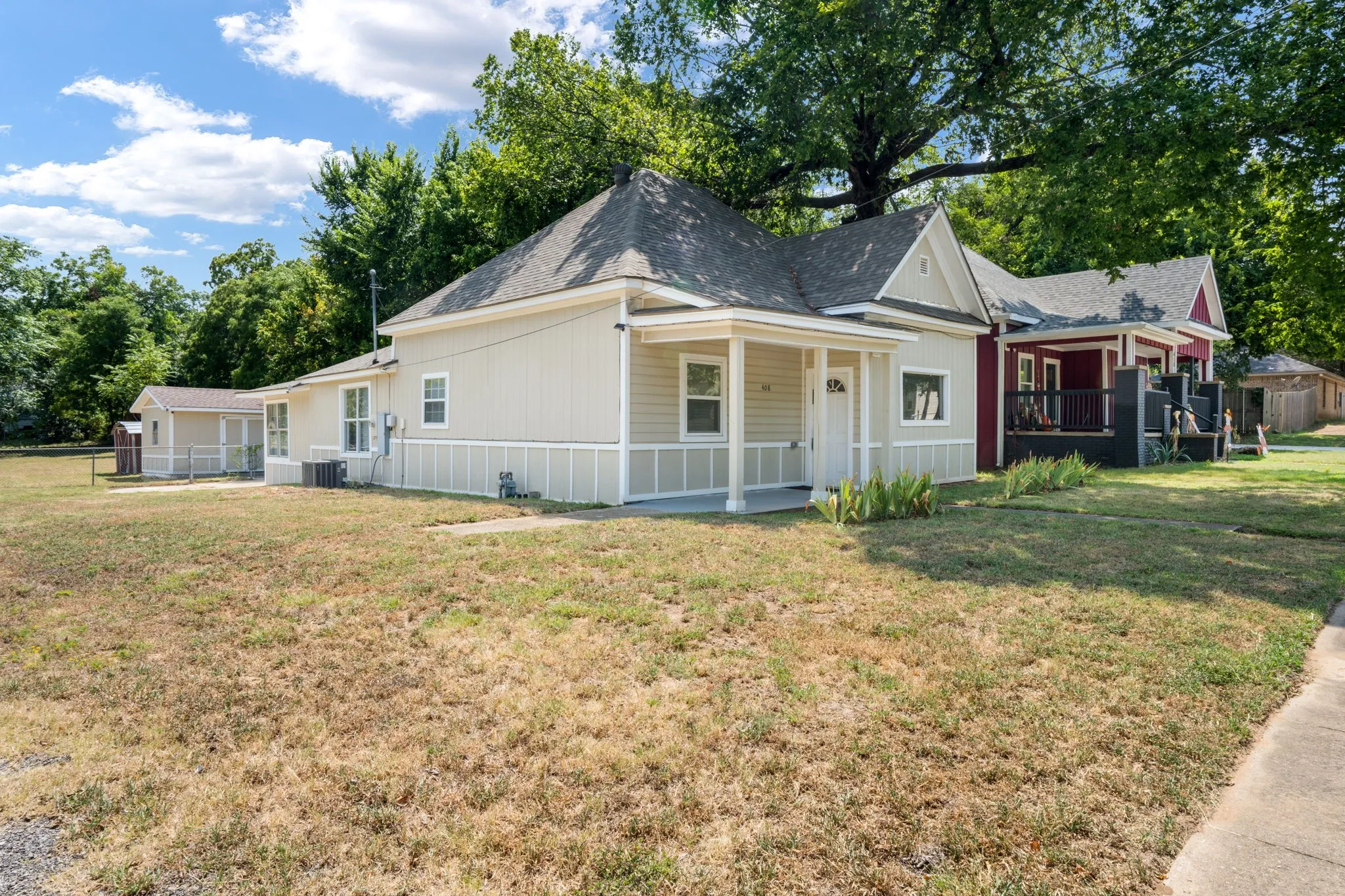 Single Family Residence For Sale in Grayson County , 408 W Heron Street, Denison, Texas 75020, 4 Bedroom, 2 Bathroom, Garage spaces, 1,480 Sqft, built in 1930, mls#21347528, Real Estate Agent in Denison, Homes For Sale in Grayson county, Homes For Sale in Denison, Realtor in Denison Texas, Real Estate Brokerage Independent Realty Texas, Luminita Cordes Realtor