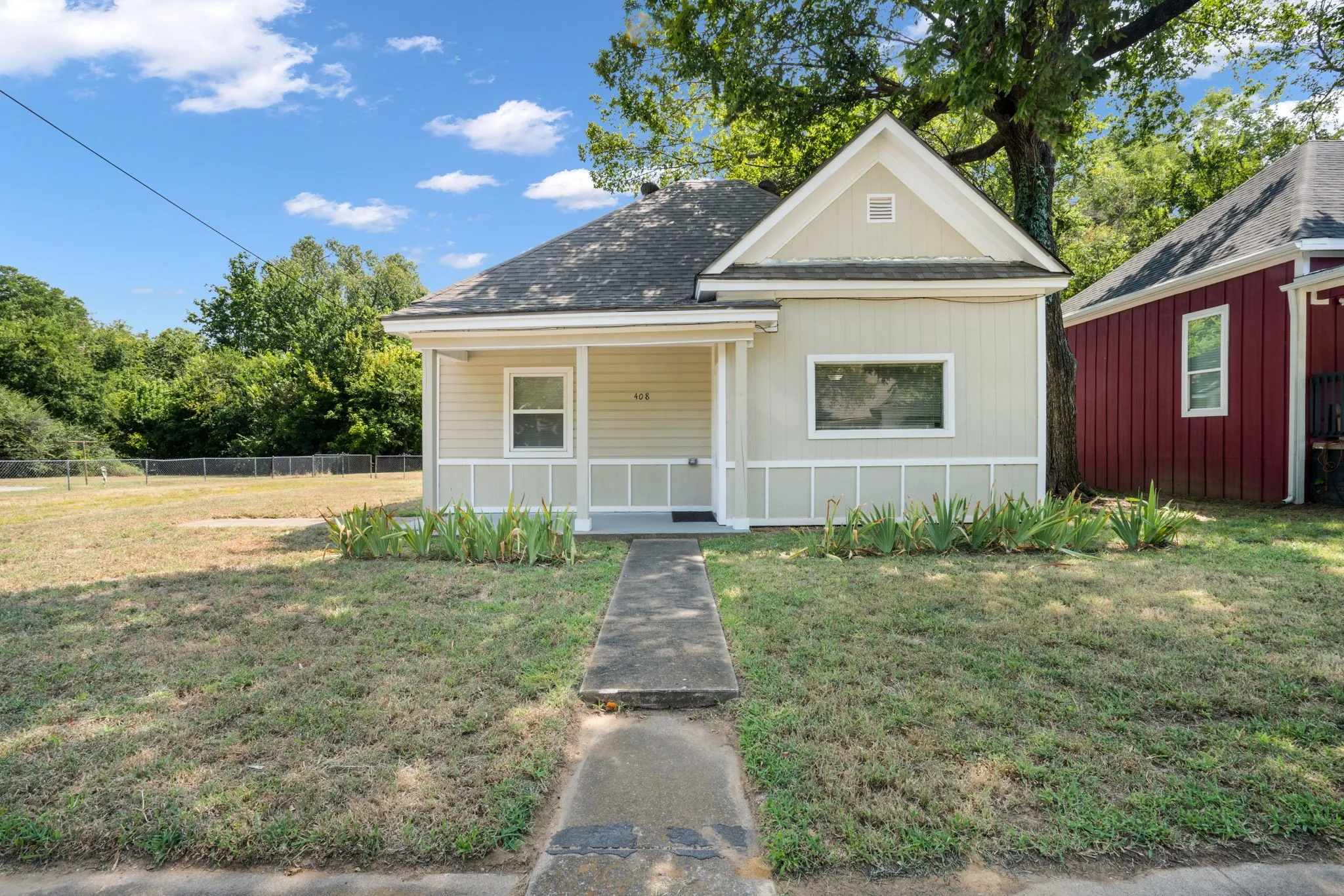 Single Family Residence For Sale in Grayson County , 408 W Heron Street, Denison, Texas 75020, 4 Bedroom, 2 Bathroom, Garage spaces, 1,480 Sqft, built in 1930, mls#21347528, Real Estate Agent in Denison, Homes For Sale in Grayson county, Homes For Sale in Denison, Realtor in Denison Texas, Real Estate Brokerage Independent Realty Texas, Luminita Cordes Realtor