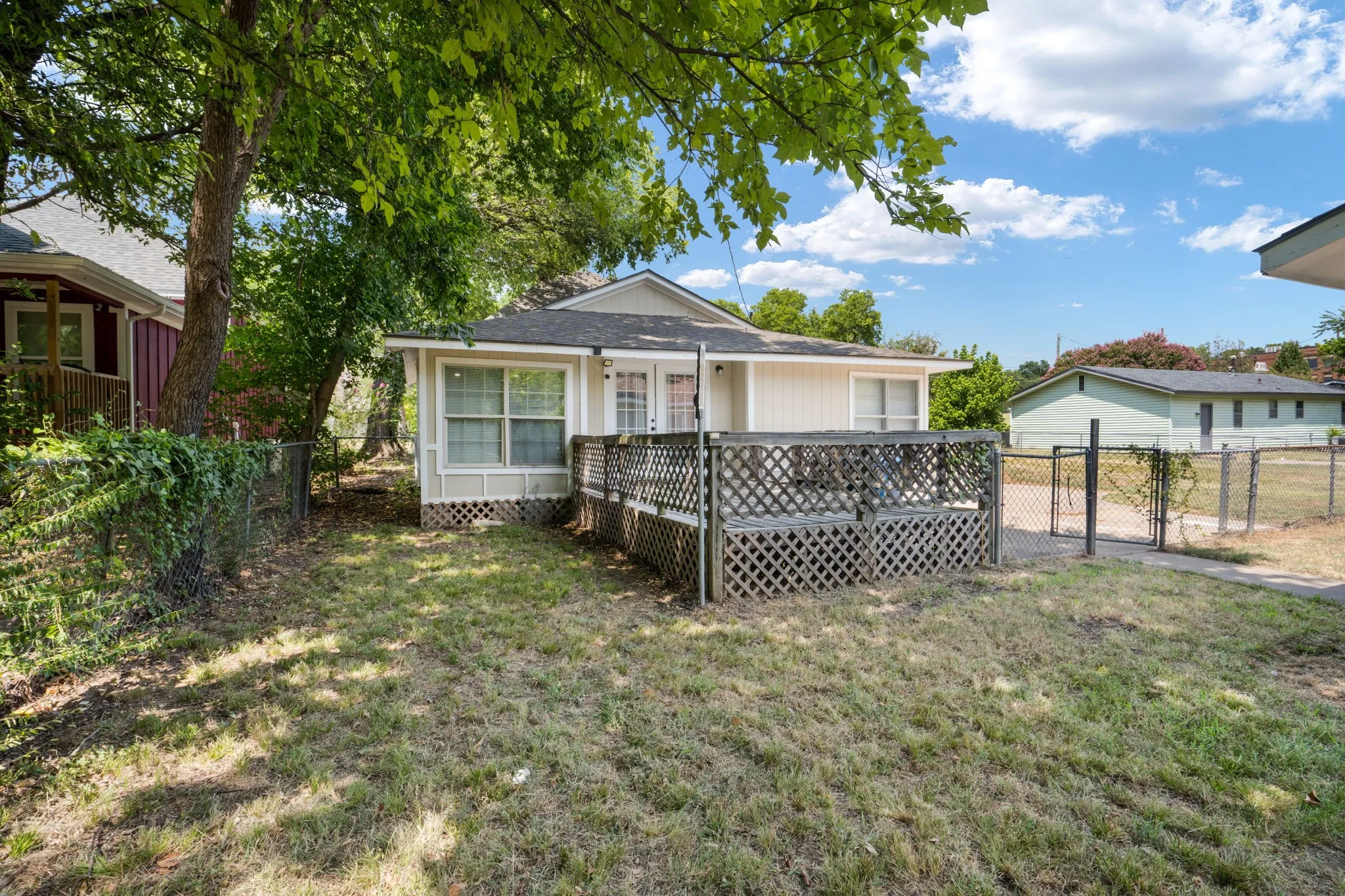 Single Family Residence For Sale in Grayson County , 408 W Heron Street, Denison, Texas 75020, 4 Bedroom, 2 Bathroom, Garage spaces, 1,480 Sqft, built in 1930, mls#21347528, Real Estate Agent in Denison, Homes For Sale in Grayson county, Homes For Sale in Denison, Realtor in Denison Texas, Real Estate Brokerage Independent Realty Texas, Luminita Cordes Realtor