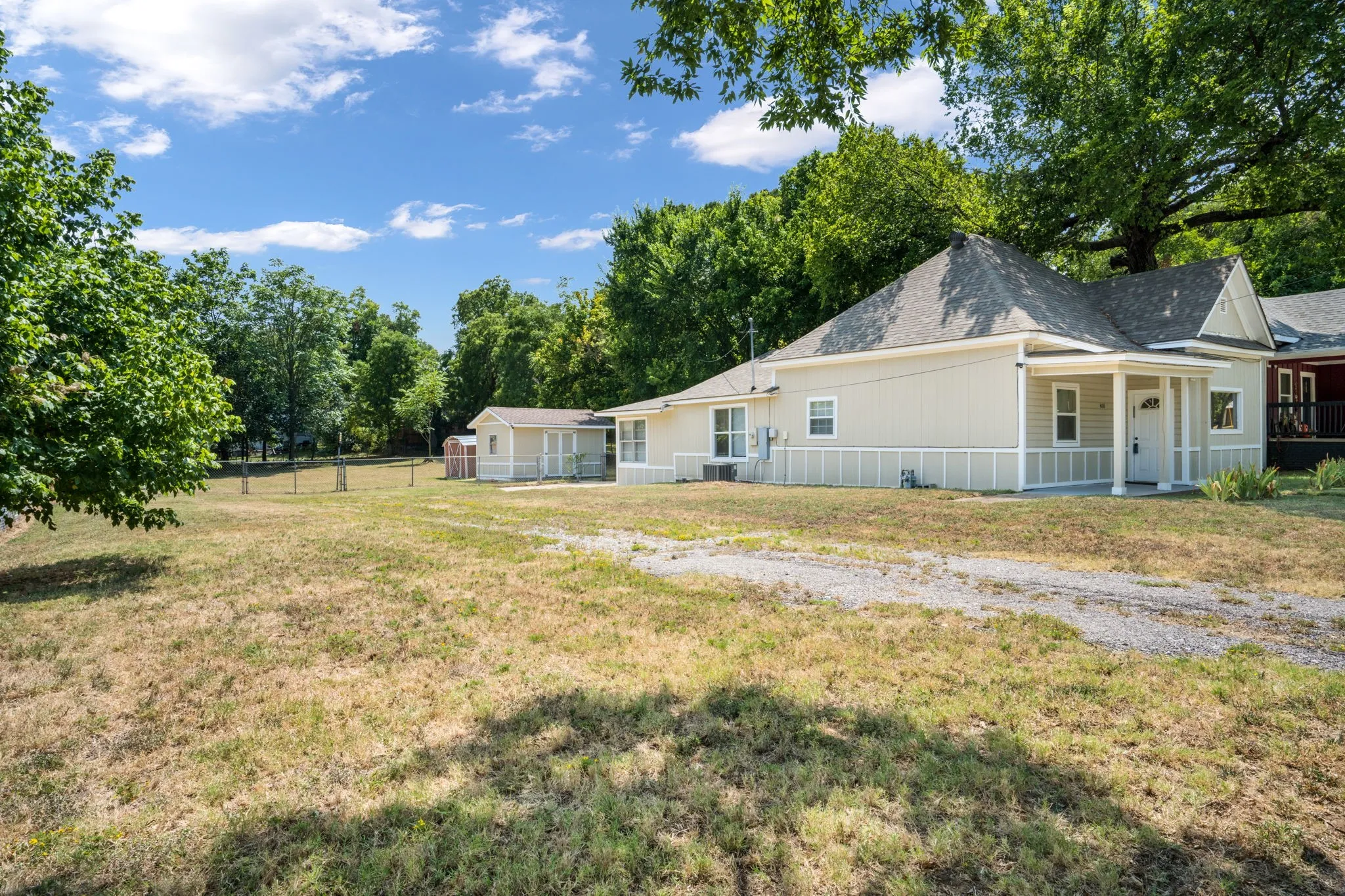 Single Family Residence For Sale in Grayson County , 408 W Heron Street, Denison, Texas 75020, 4 Bedroom, 2 Bathroom, Garage spaces, 1,480 Sqft, built in 1930, mls#21347528, Real Estate Agent in Denison, Homes For Sale in Grayson county, Homes For Sale in Denison, Realtor in Denison Texas, Real Estate Brokerage Independent Realty Texas, Luminita Cordes Realtor