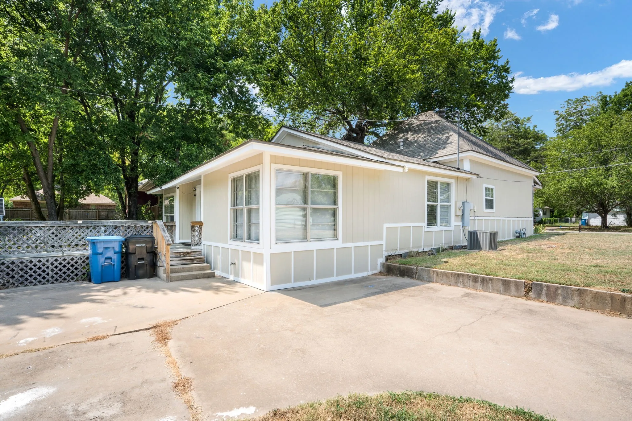 Single Family Residence For Sale in Grayson County , 408 W Heron Street, Denison, Texas 75020, 4 Bedroom, 2 Bathroom, Garage spaces, 1,480 Sqft, built in 1930, mls#21347528, Real Estate Agent in Denison, Homes For Sale in Grayson county, Homes For Sale in Denison, Realtor in Denison Texas, Real Estate Brokerage Independent Realty Texas, Luminita Cordes Realtor