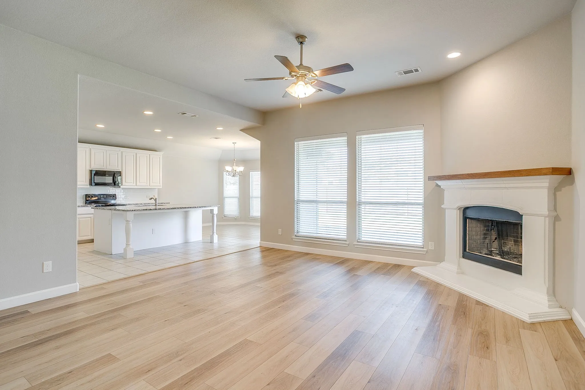 Single Family Residence For Sale in Parker County , 213 Marina Drive, Azle, Texas 76020, 4 Bedroom, 2 Bathroom, 2 Garage spaces, 1,958 Sqft, built in 2019, mls#21354631, Real Estate Agent in Azle, Homes For Sale in Parker county, Homes For Sale in Azle, Realtor in Azle Texas, Real Estate Brokerage Independent Realty Texas, Luminita Cordes Realtor
