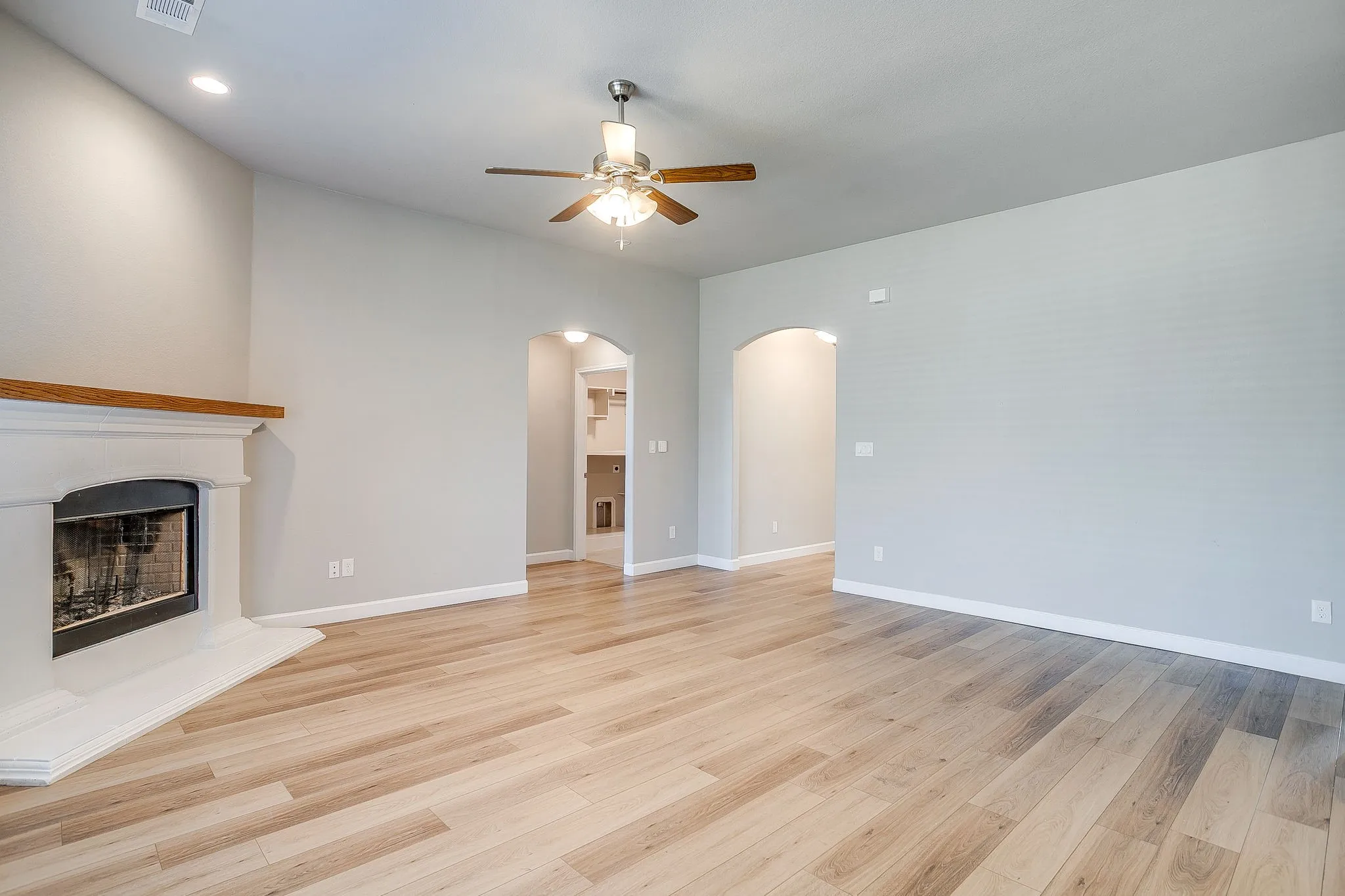 Single Family Residence For Sale in Parker County , 213 Marina Drive, Azle, Texas 76020, 4 Bedroom, 2 Bathroom, 2 Garage spaces, 1,958 Sqft, built in 2019, mls#21354631, Real Estate Agent in Azle, Homes For Sale in Parker county, Homes For Sale in Azle, Realtor in Azle Texas, Real Estate Brokerage Independent Realty Texas, Luminita Cordes Realtor