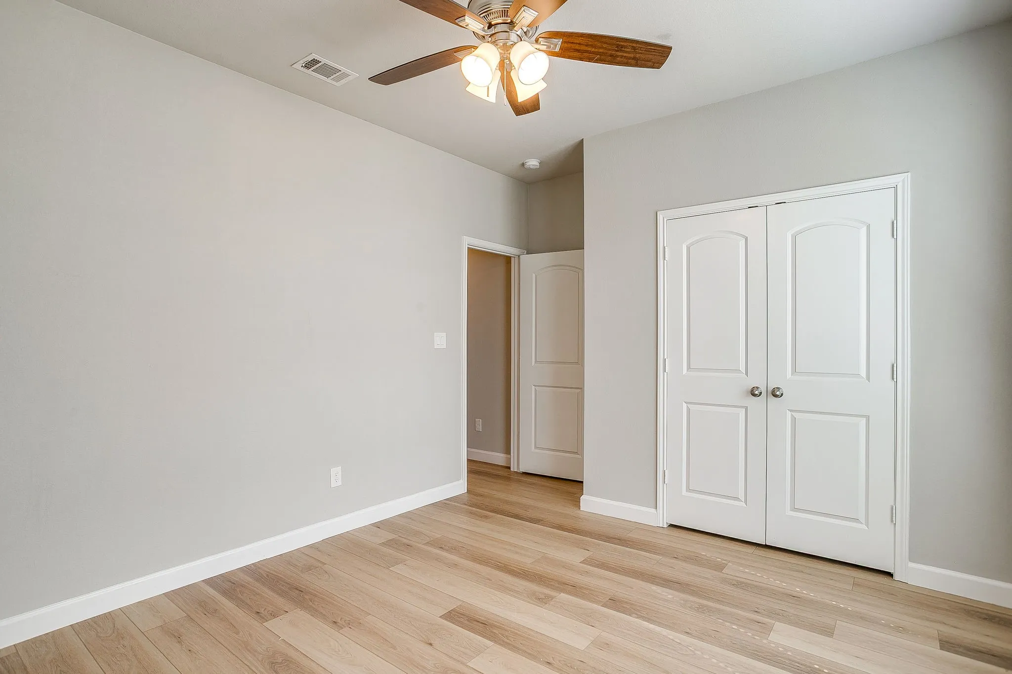 Single Family Residence For Sale in Parker County , 213 Marina Drive, Azle, Texas 76020, 4 Bedroom, 2 Bathroom, 2 Garage spaces, 1,958 Sqft, built in 2019, mls#21354631, Real Estate Agent in Azle, Homes For Sale in Parker county, Homes For Sale in Azle, Realtor in Azle Texas, Real Estate Brokerage Independent Realty Texas, Luminita Cordes Realtor
