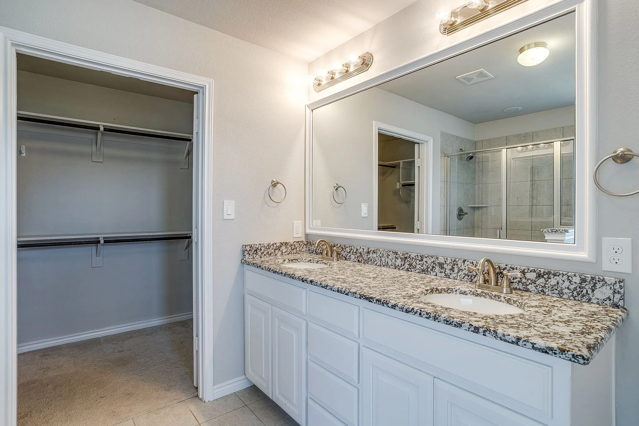 Single Family Residence For Sale in Parker County , 213 Marina Drive, Azle, Texas 76020, 4 Bedroom, 2 Bathroom, 2 Garage spaces, 1,958 Sqft, built in 2019, mls#21354631, Real Estate Agent in Azle, Homes For Sale in Parker county, Homes For Sale in Azle, Realtor in Azle Texas, Real Estate Brokerage Independent Realty Texas, Luminita Cordes Realtor