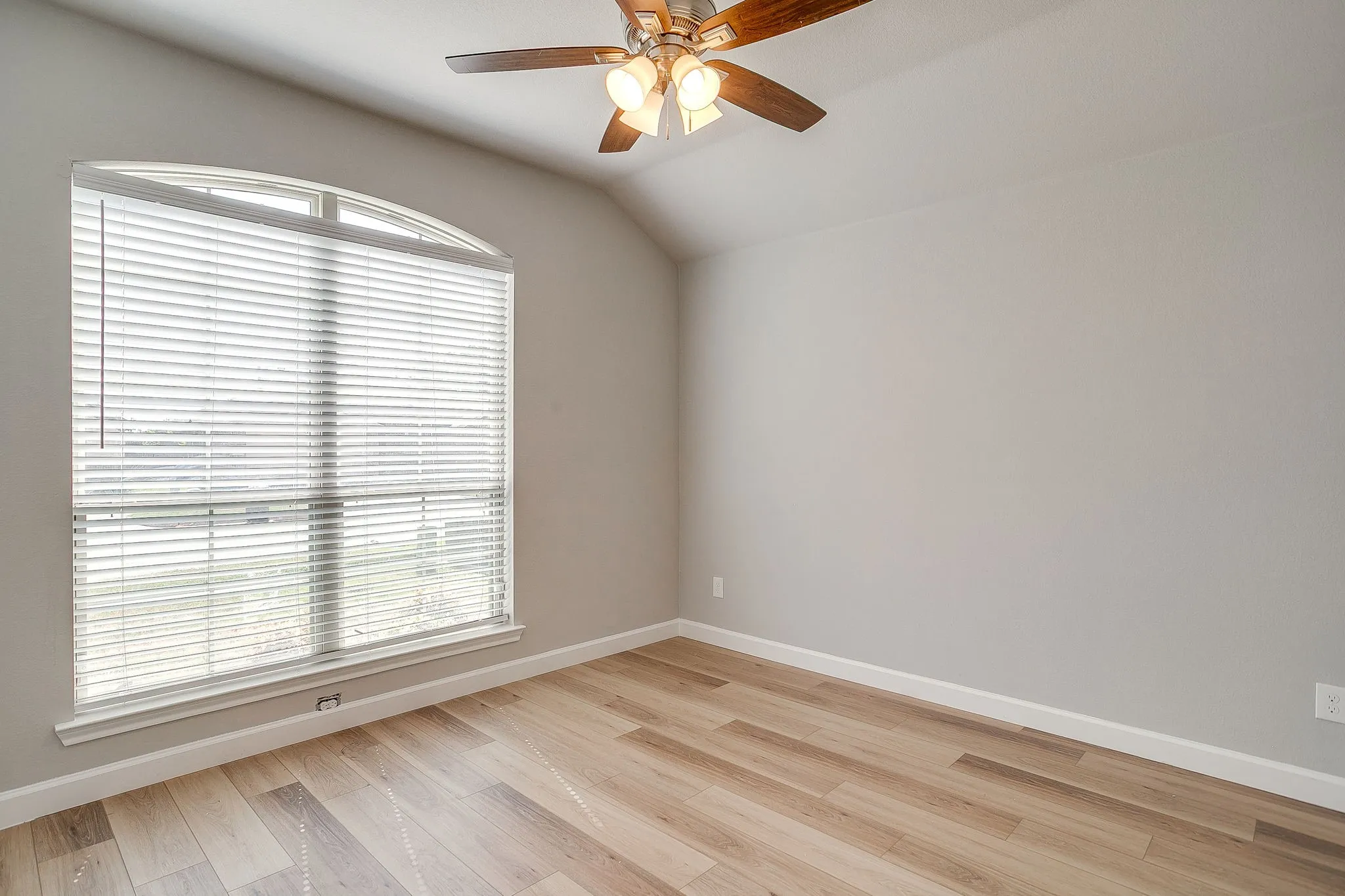Single Family Residence For Sale in Parker County , 213 Marina Drive, Azle, Texas 76020, 4 Bedroom, 2 Bathroom, 2 Garage spaces, 1,958 Sqft, built in 2019, mls#21354631, Real Estate Agent in Azle, Homes For Sale in Parker county, Homes For Sale in Azle, Realtor in Azle Texas, Real Estate Brokerage Independent Realty Texas, Luminita Cordes Realtor