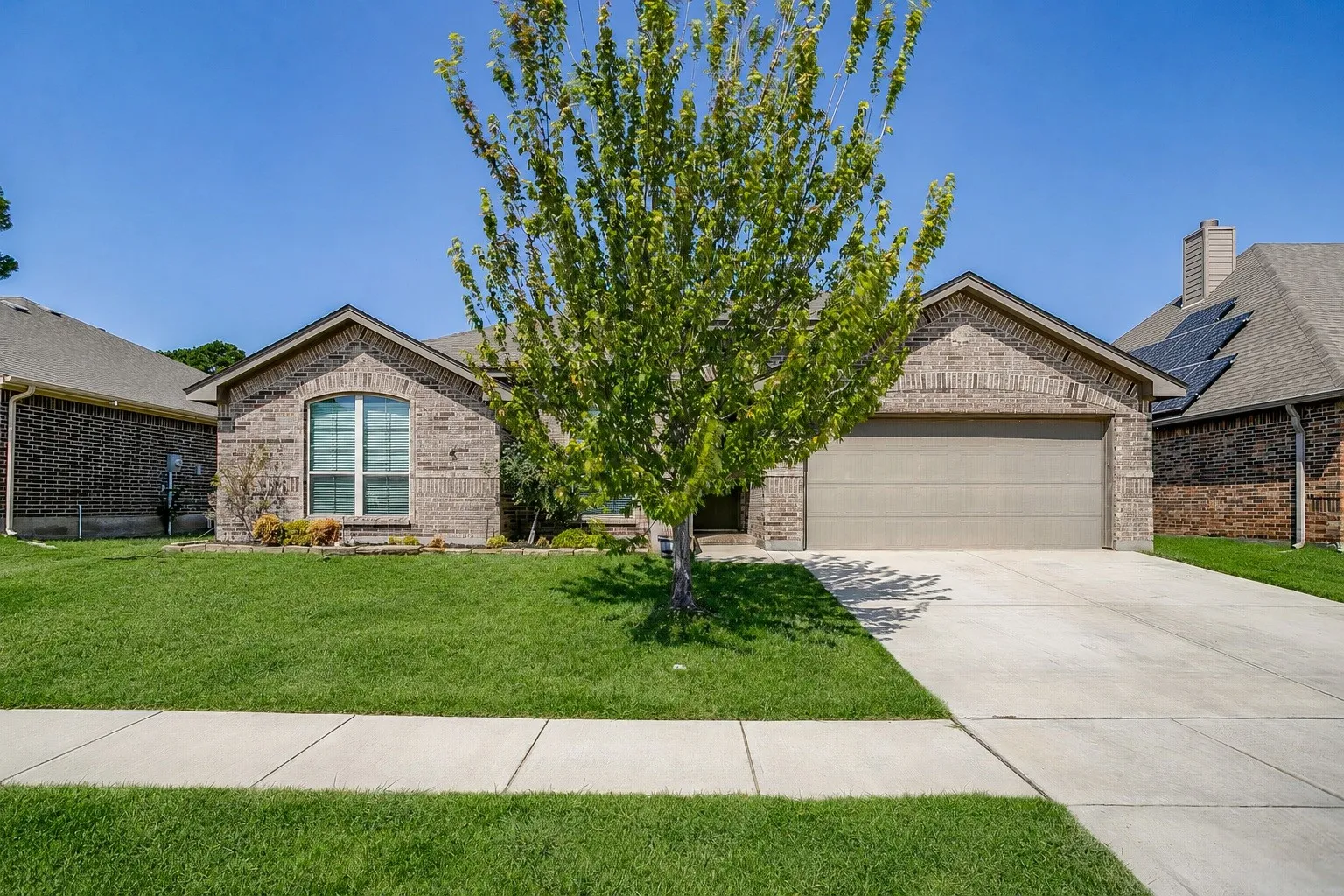 Single Family Residence For Sale in Parker County , 213 Marina Drive, Azle, Texas 76020, 4 Bedroom, 2 Bathroom, 2 Garage spaces, 1,958 Sqft, built in 2019, mls#21354631, Real Estate Agent in Azle, Homes For Sale in Parker county, Homes For Sale in Azle, Realtor in Azle Texas, Real Estate Brokerage Independent Realty Texas, Luminita Cordes Realtor