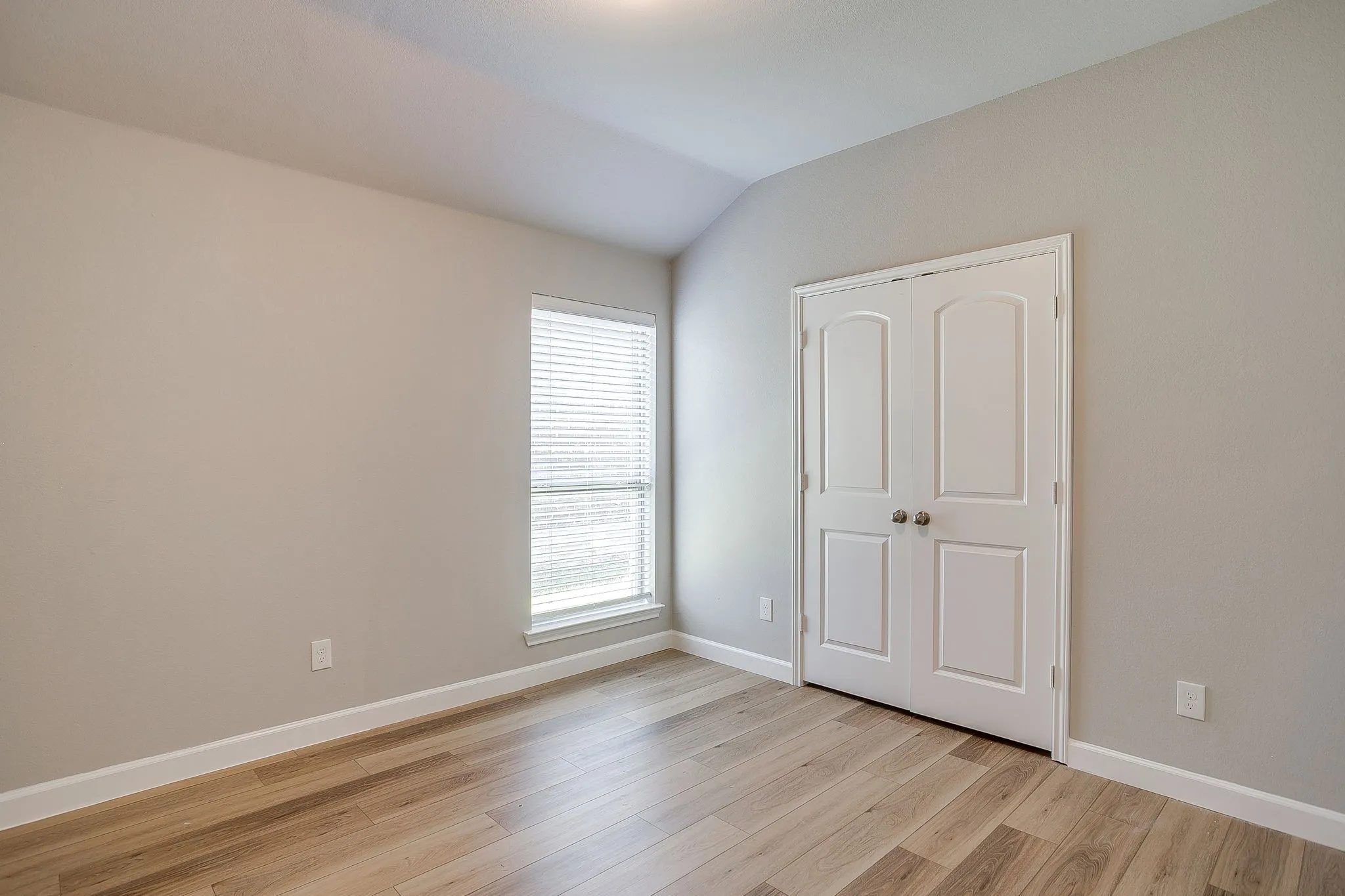 Single Family Residence For Sale in Parker County , 213 Marina Drive, Azle, Texas 76020, 4 Bedroom, 2 Bathroom, 2 Garage spaces, 1,958 Sqft, built in 2019, mls#21354631, Real Estate Agent in Azle, Homes For Sale in Parker county, Homes For Sale in Azle, Realtor in Azle Texas, Real Estate Brokerage Independent Realty Texas, Luminita Cordes Realtor