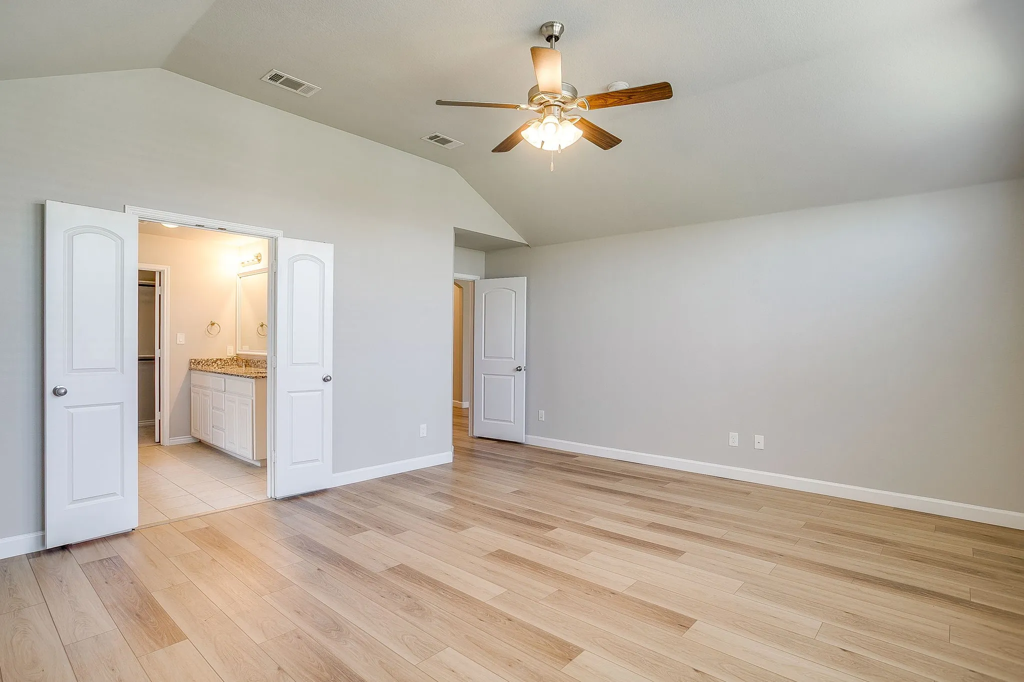 Single Family Residence For Sale in Parker County , 213 Marina Drive, Azle, Texas 76020, 4 Bedroom, 2 Bathroom, 2 Garage spaces, 1,958 Sqft, built in 2019, mls#21354631, Real Estate Agent in Azle, Homes For Sale in Parker county, Homes For Sale in Azle, Realtor in Azle Texas, Real Estate Brokerage Independent Realty Texas, Luminita Cordes Realtor