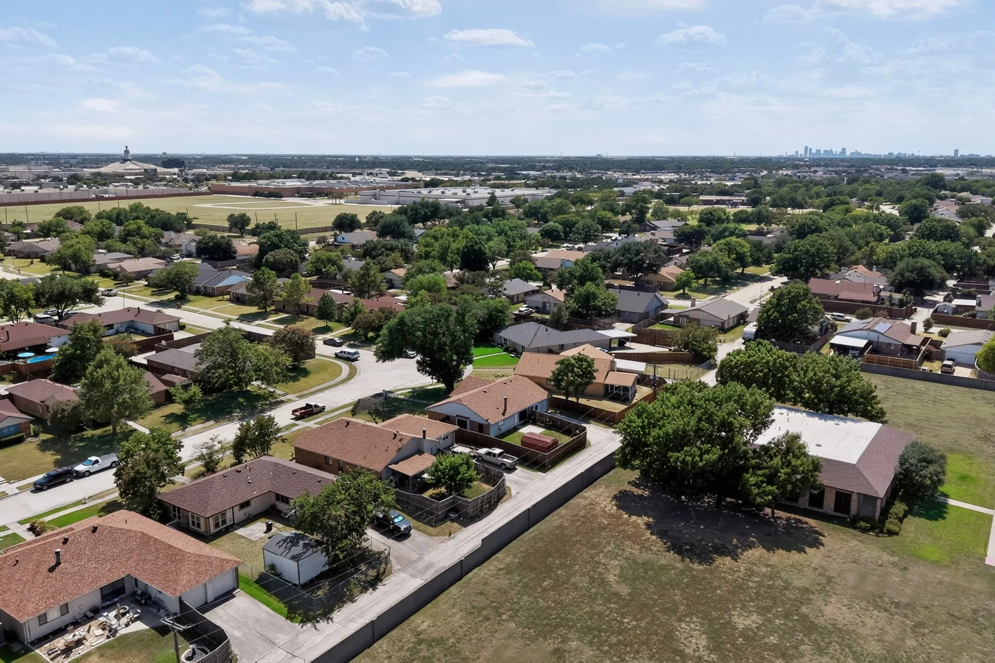 Single Family Residence For Sale in Dallas County , 3932 Farrington Street, Mesquite, Texas 75150, 3 Bedroom, 2 Bathroom, Garage spaces, 1,976 Sqft, built in 1981, mls#21350888, Real Estate Agent in Mesquite, Homes For Sale in Dallas county, Homes For Sale in Mesquite, Realtor in Mesquite Texas, Real Estate Brokerage Independent Realty Texas, Luminita Cordes Realtor