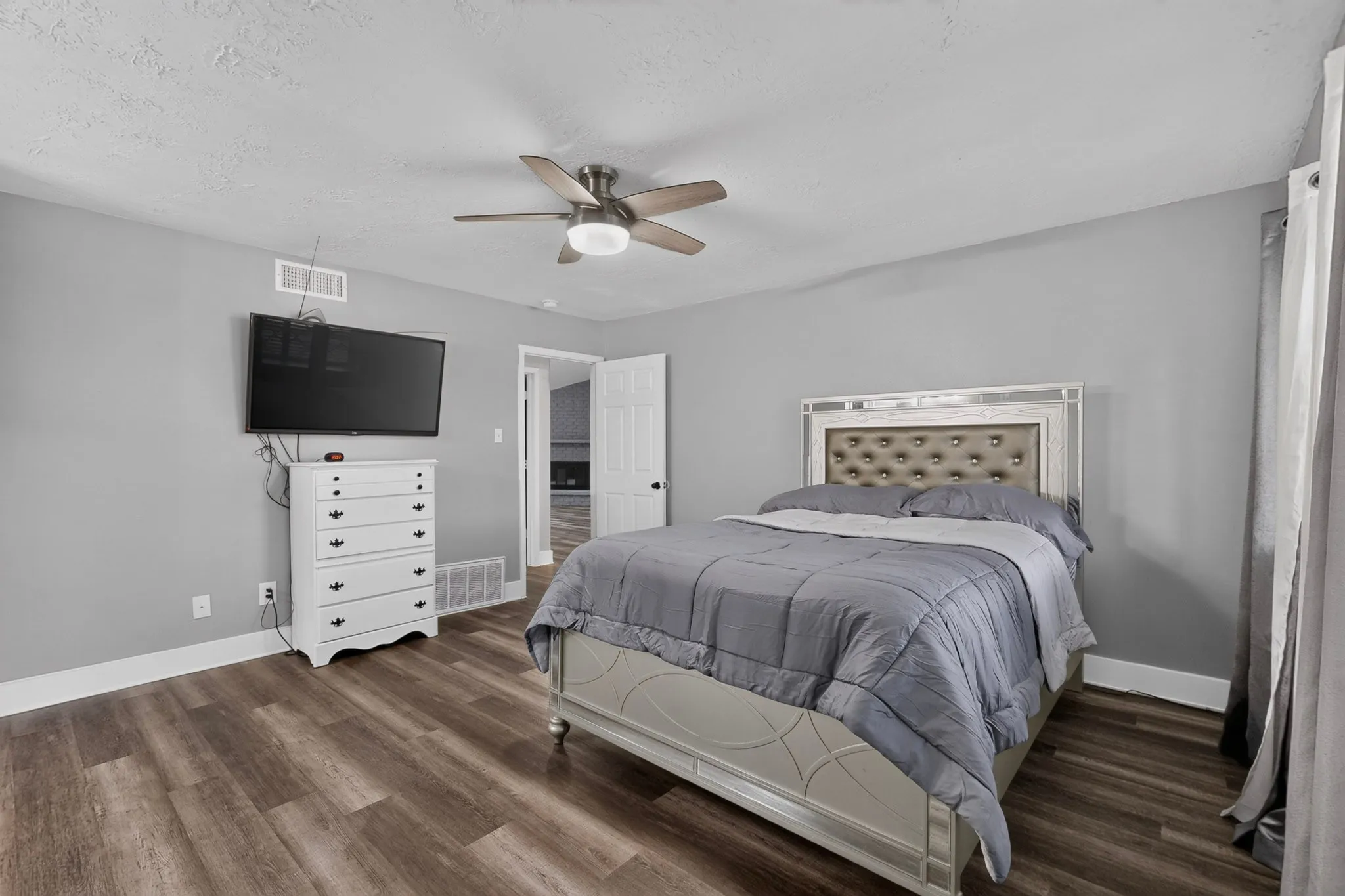 Single Family Residence For Sale in Dallas County , 3932 Farrington Street, Mesquite, Texas 75150, 3 Bedroom, 2 Bathroom, Garage spaces, 1,976 Sqft, built in 1981, mls#21350888, Real Estate Agent in Mesquite, Homes For Sale in Dallas county, Homes For Sale in Mesquite, Realtor in Mesquite Texas, Real Estate Brokerage Independent Realty Texas, Luminita Cordes Realtor