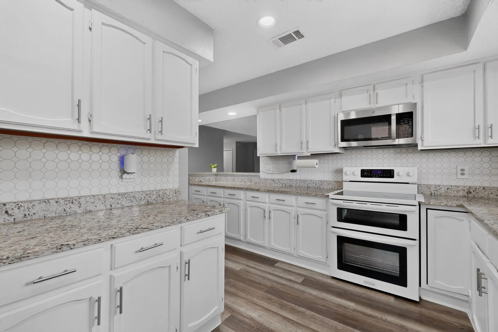 Single Family Residence For Sale in Dallas County , 3932 Farrington Street, Mesquite, Texas 75150, 3 Bedroom, 2 Bathroom, Garage spaces, 1,976 Sqft, built in 1981, mls#21350888, Real Estate Agent in Mesquite, Homes For Sale in Dallas county, Homes For Sale in Mesquite, Realtor in Mesquite Texas, Real Estate Brokerage Independent Realty Texas, Luminita Cordes Realtor