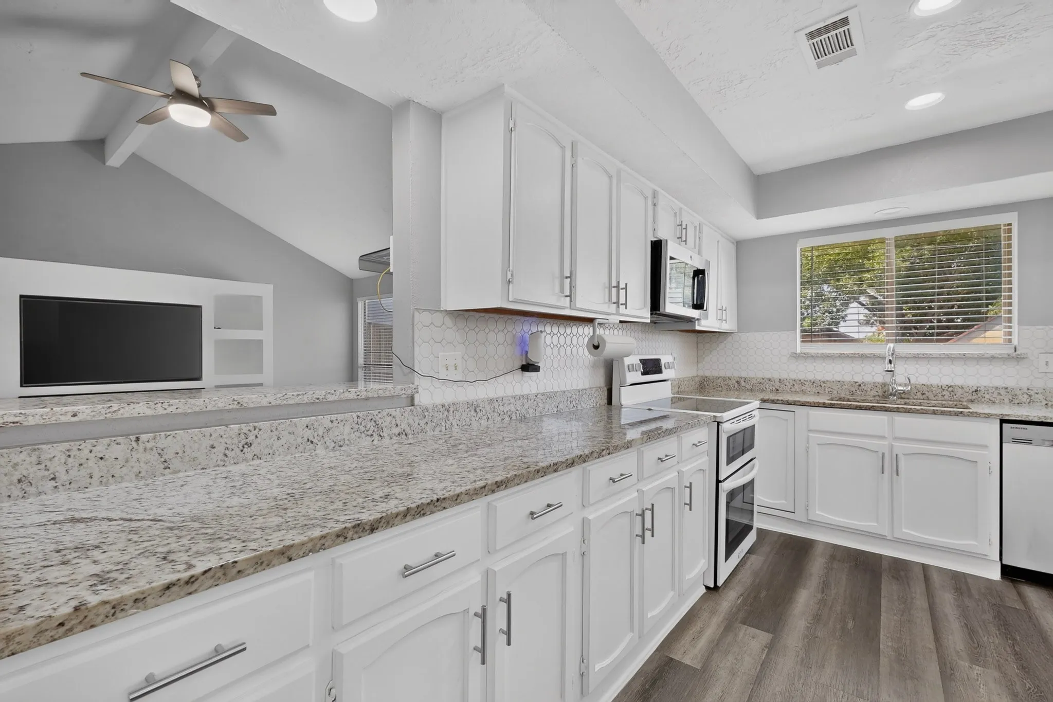Single Family Residence For Sale in Dallas County , 3932 Farrington Street, Mesquite, Texas 75150, 3 Bedroom, 2 Bathroom, Garage spaces, 1,976 Sqft, built in 1981, mls#21350888, Real Estate Agent in Mesquite, Homes For Sale in Dallas county, Homes For Sale in Mesquite, Realtor in Mesquite Texas, Real Estate Brokerage Independent Realty Texas, Luminita Cordes Realtor