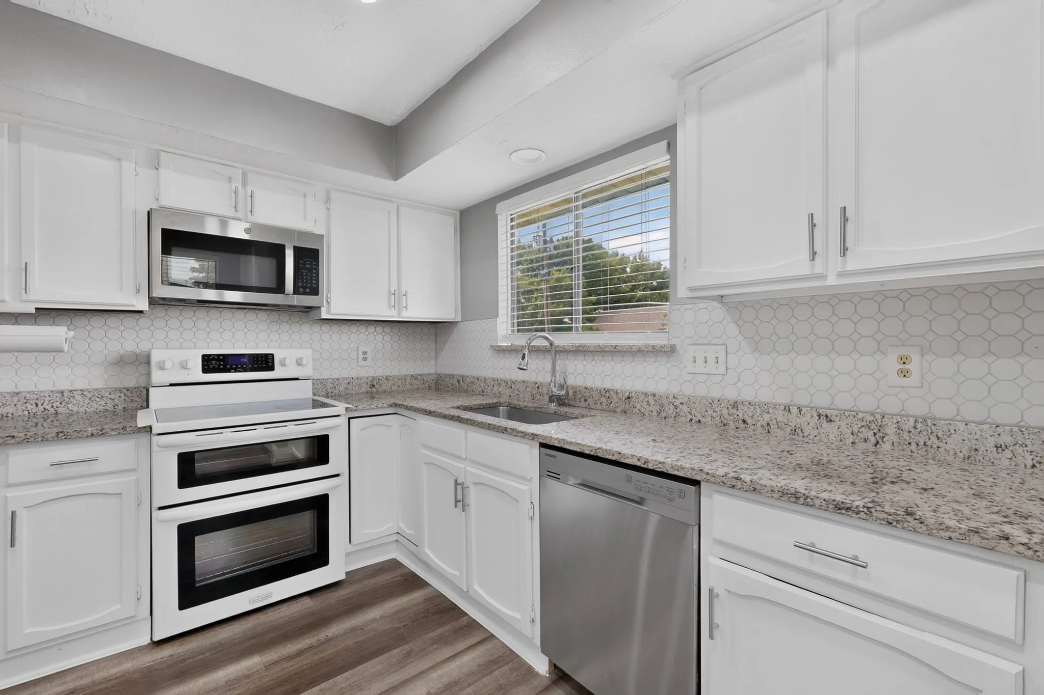 Single Family Residence For Sale in Dallas County , 3932 Farrington Street, Mesquite, Texas 75150, 3 Bedroom, 2 Bathroom, Garage spaces, 1,976 Sqft, built in 1981, mls#21350888, Real Estate Agent in Mesquite, Homes For Sale in Dallas county, Homes For Sale in Mesquite, Realtor in Mesquite Texas, Real Estate Brokerage Independent Realty Texas, Luminita Cordes Realtor