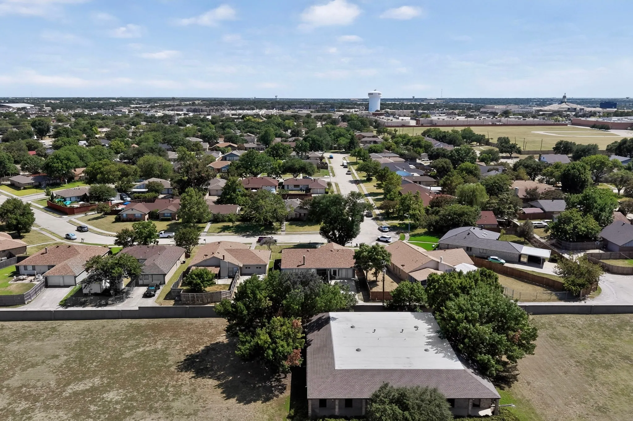 Single Family Residence For Sale in Dallas County , 3932 Farrington Street, Mesquite, Texas 75150, 3 Bedroom, 2 Bathroom, Garage spaces, 1,976 Sqft, built in 1981, mls#21350888, Real Estate Agent in Mesquite, Homes For Sale in Dallas county, Homes For Sale in Mesquite, Realtor in Mesquite Texas, Real Estate Brokerage Independent Realty Texas, Luminita Cordes Realtor