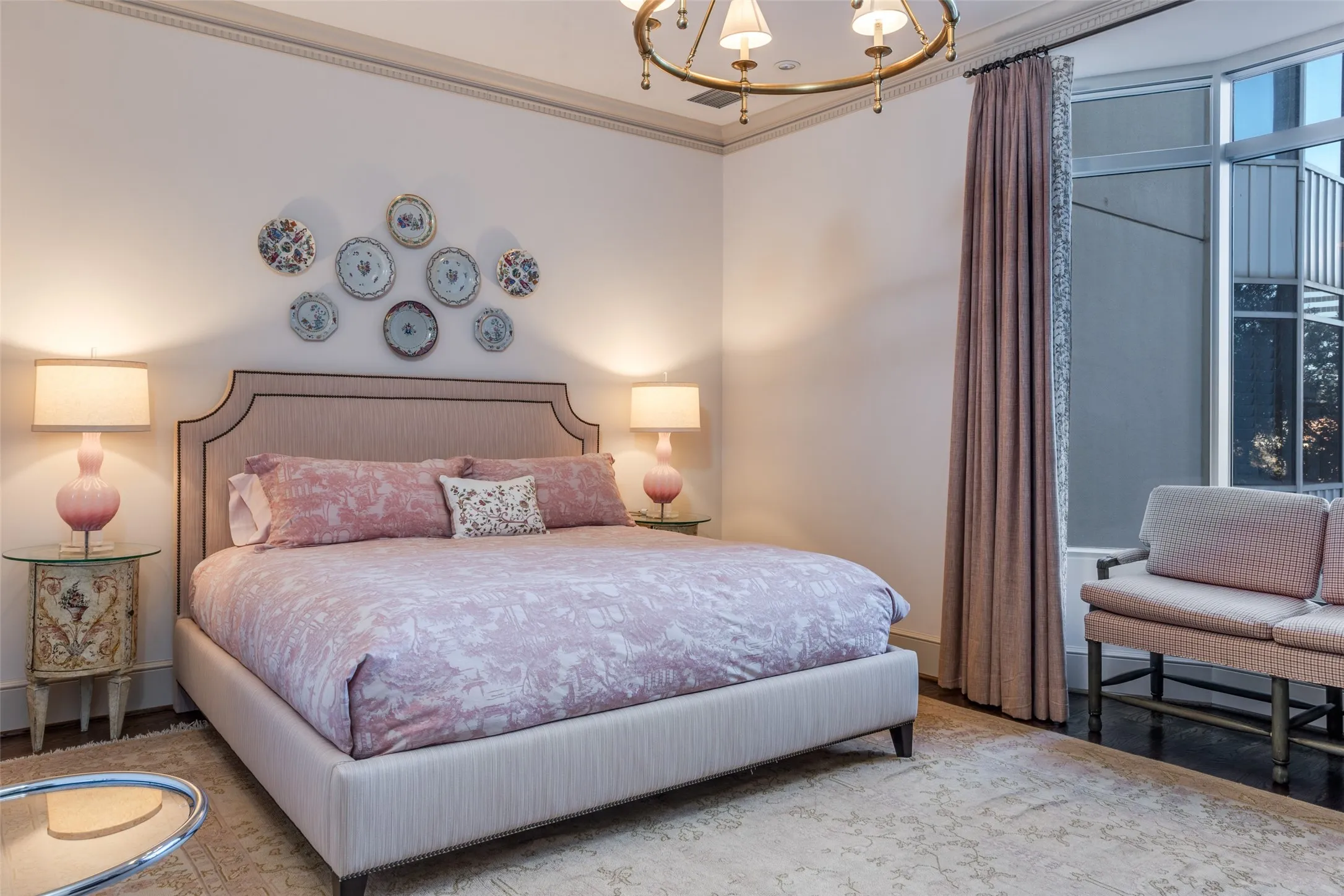 Guest bedroom with ensuite bath.