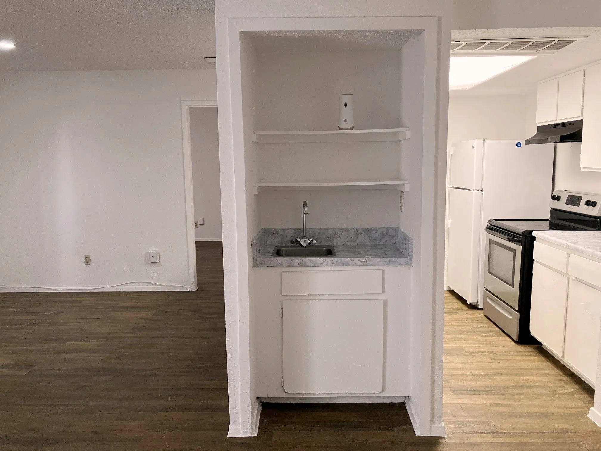 Condominium For Sale in Dallas County , 7431 Holly Hill Drive 115, Dallas, Texas 75231, 1 Bedroom, 1 Bathroom, Garage spaces, 620 Sqft, built in 1979, mls#21354648, Real Estate Agent in Dallas, Homes For Sale in Dallas county, Homes For Sale in Dallas, Realtor in Dallas Texas, Real Estate Brokerage Independent Realty Texas, Luminita Cordes Realtor