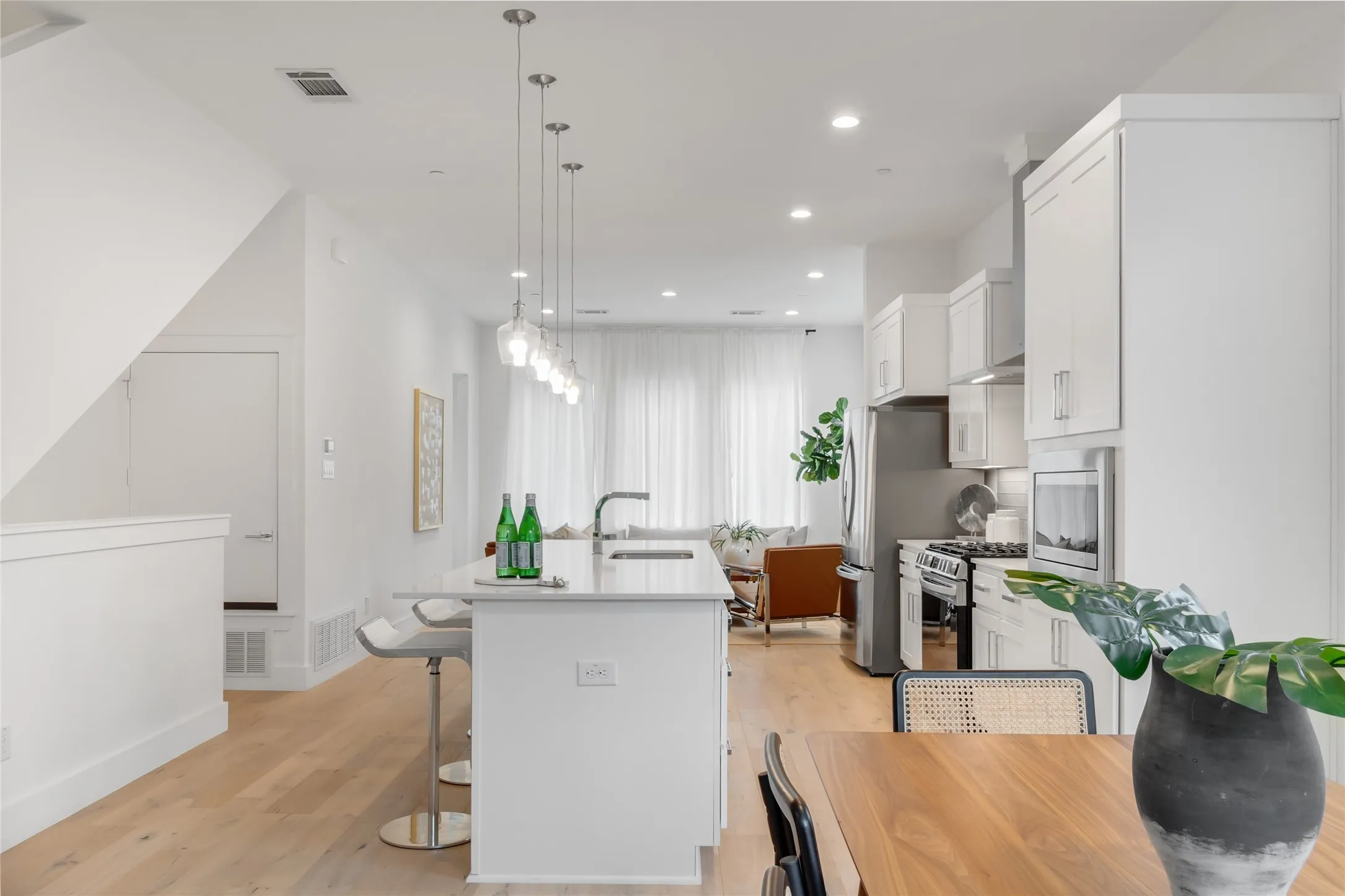 Townhouse For Rent in Dallas County , 3915 N Hall Street 203, Dallas, Texas 75219, 3 Bedrooms, 4 Bathrooms, 2 Garage spaces, 1,986 Sqft, built in 2023, Price $4,250, mls#21354656, Real Estate Agent in Dallas, Homes For Rent in Dallas county, Homes For Rent in Dallas, Realtor in Dallas Texas, Real Estate Brokerage Independent Realty Texas, Luminita Cordes Realtor