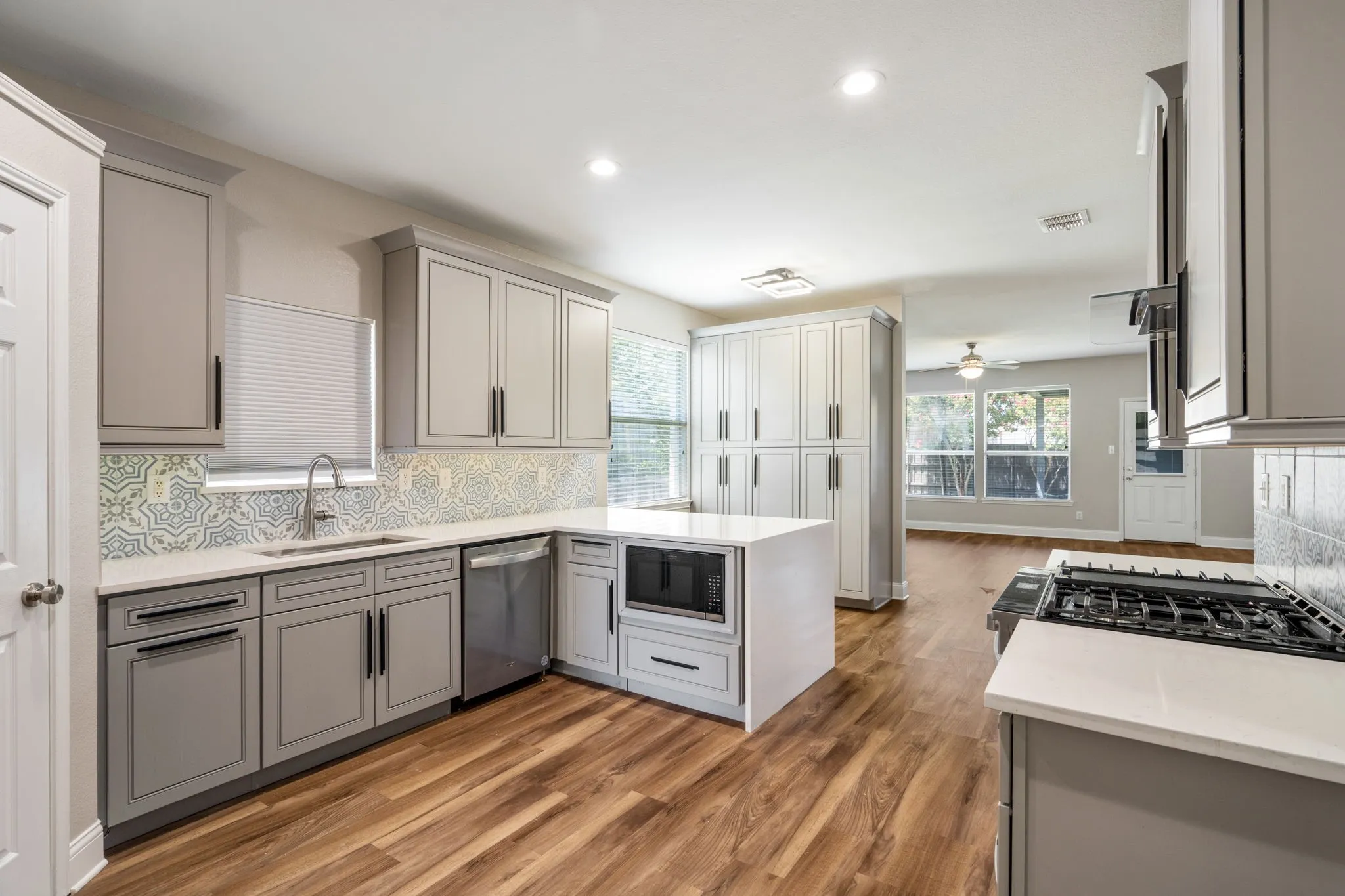 Single Family Residence For Sale in Rockwall County , 1045 Woodhaven Circle, Rockwall, Texas 75087, 3 Bedroom, 2 Bathroom, 2 Garage spaces, 2,292 Sqft, built in 1999, mls#21347529, Real Estate Agent in Rockwall, Homes For Sale in Rockwall county, Homes For Sale in Rockwall, Realtor in Rockwall Texas, Real Estate Brokerage Independent Realty Texas, Luminita Cordes Realtor