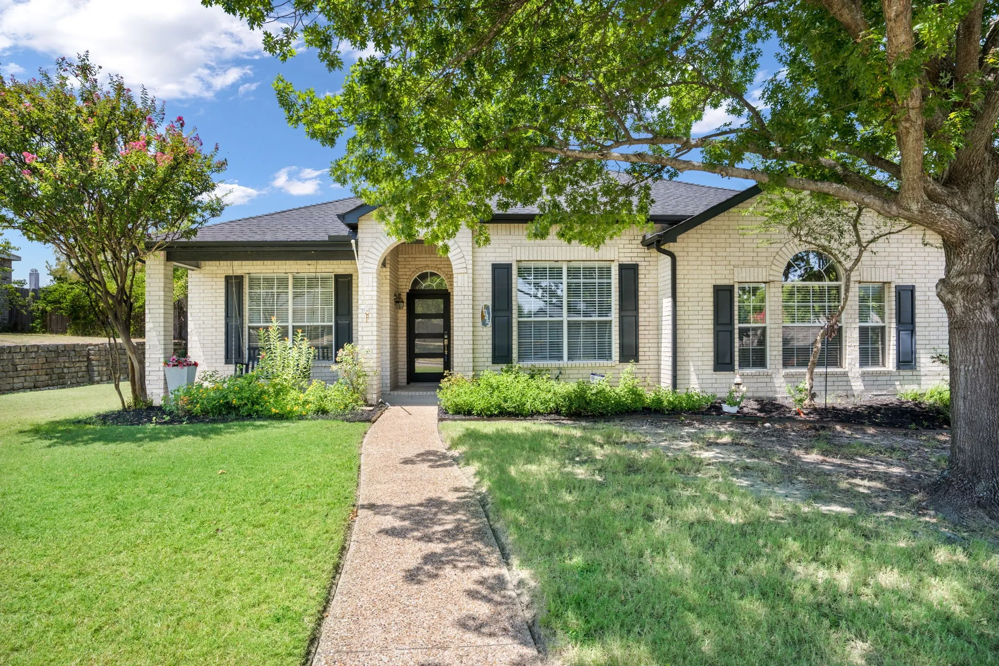 Single Family Residence For Sale in Rockwall County , 1045 Woodhaven Circle, Rockwall, Texas 75087, 3 Bedroom, 2 Bathroom, 2 Garage spaces, 2,292 Sqft, built in 1999, mls#21347529, Real Estate Agent in Rockwall, Homes For Sale in Rockwall county, Homes For Sale in Rockwall, Realtor in Rockwall Texas, Real Estate Brokerage Independent Realty Texas, Luminita Cordes Realtor